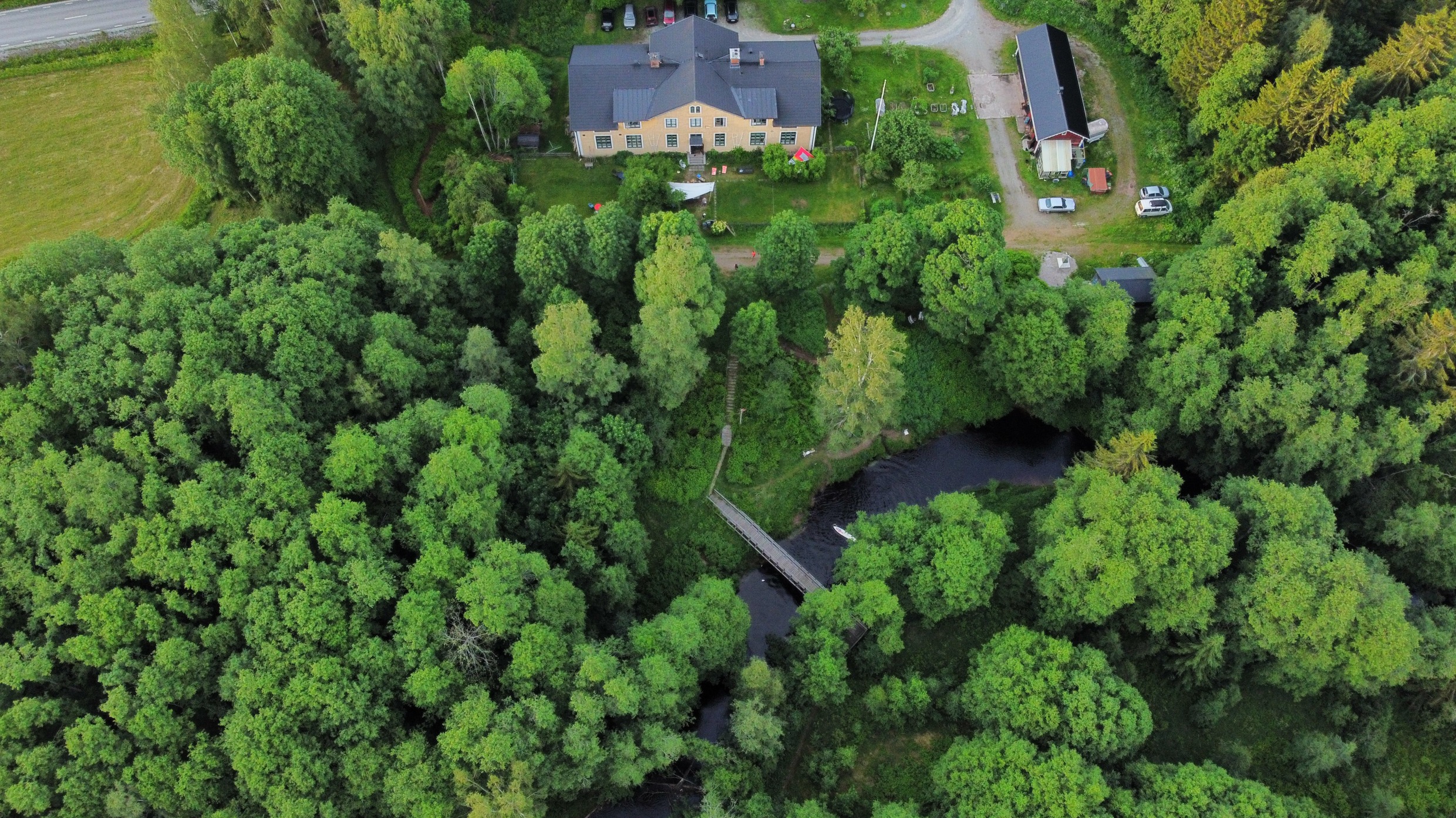 Vogelperspectief van de BnB Baggå Skola en de omliggende groene natuur.