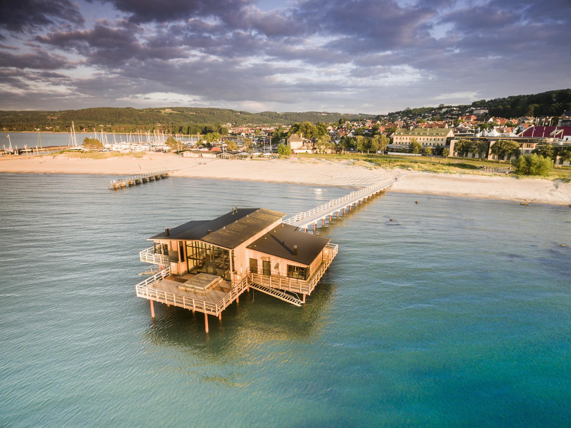 Staselige Hotel Skansen byr på det lille ekstra med spa, god restaurant og en helt unik beliggenhet på sitt "kaldbadhus".