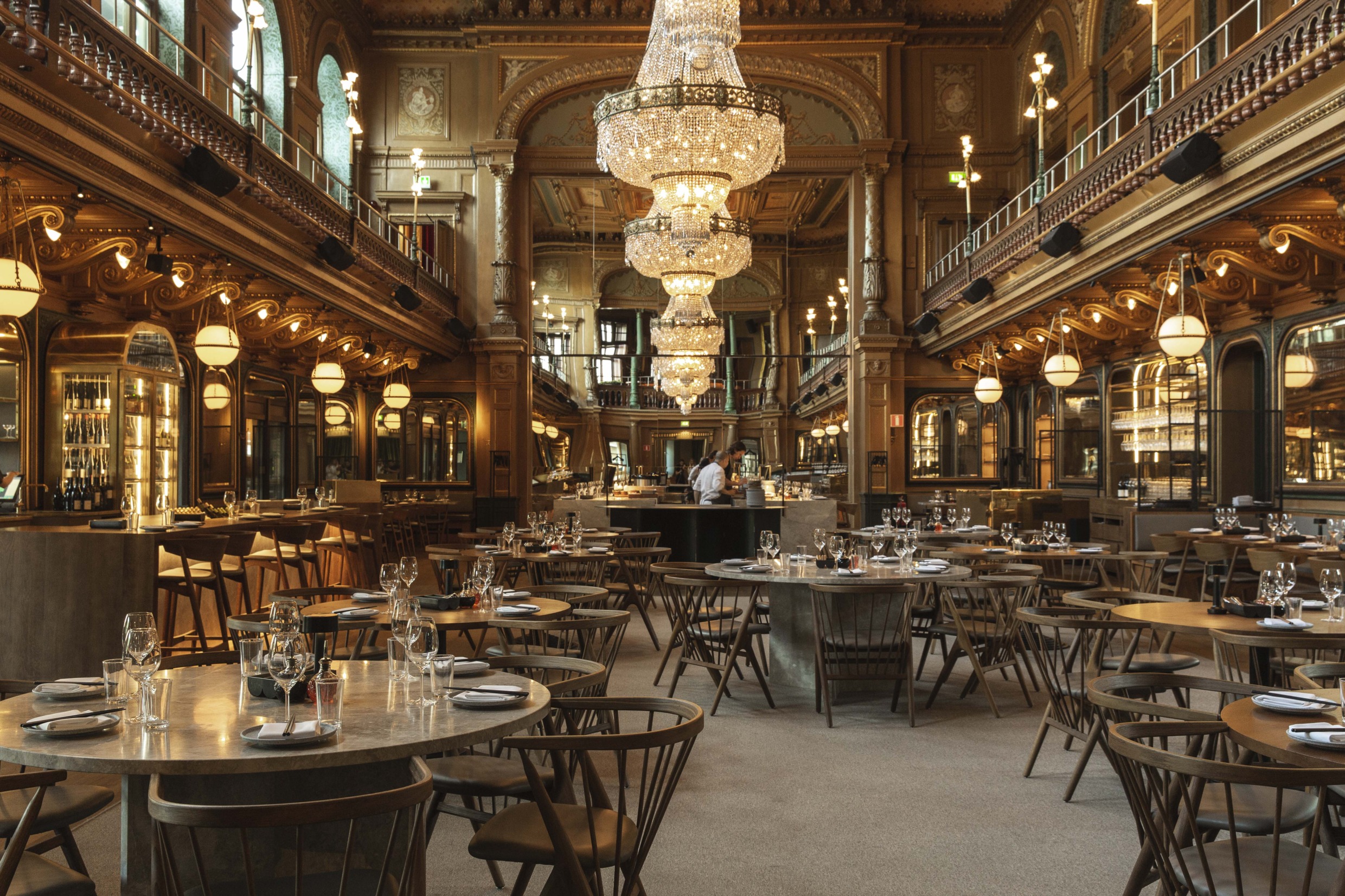 Chique eetzaal met kroonluchters bij Berns in Stockholm, een historische plek waar je een hotel, restaurant en uitgaansgelegenheden allemaal op één plek vindt.