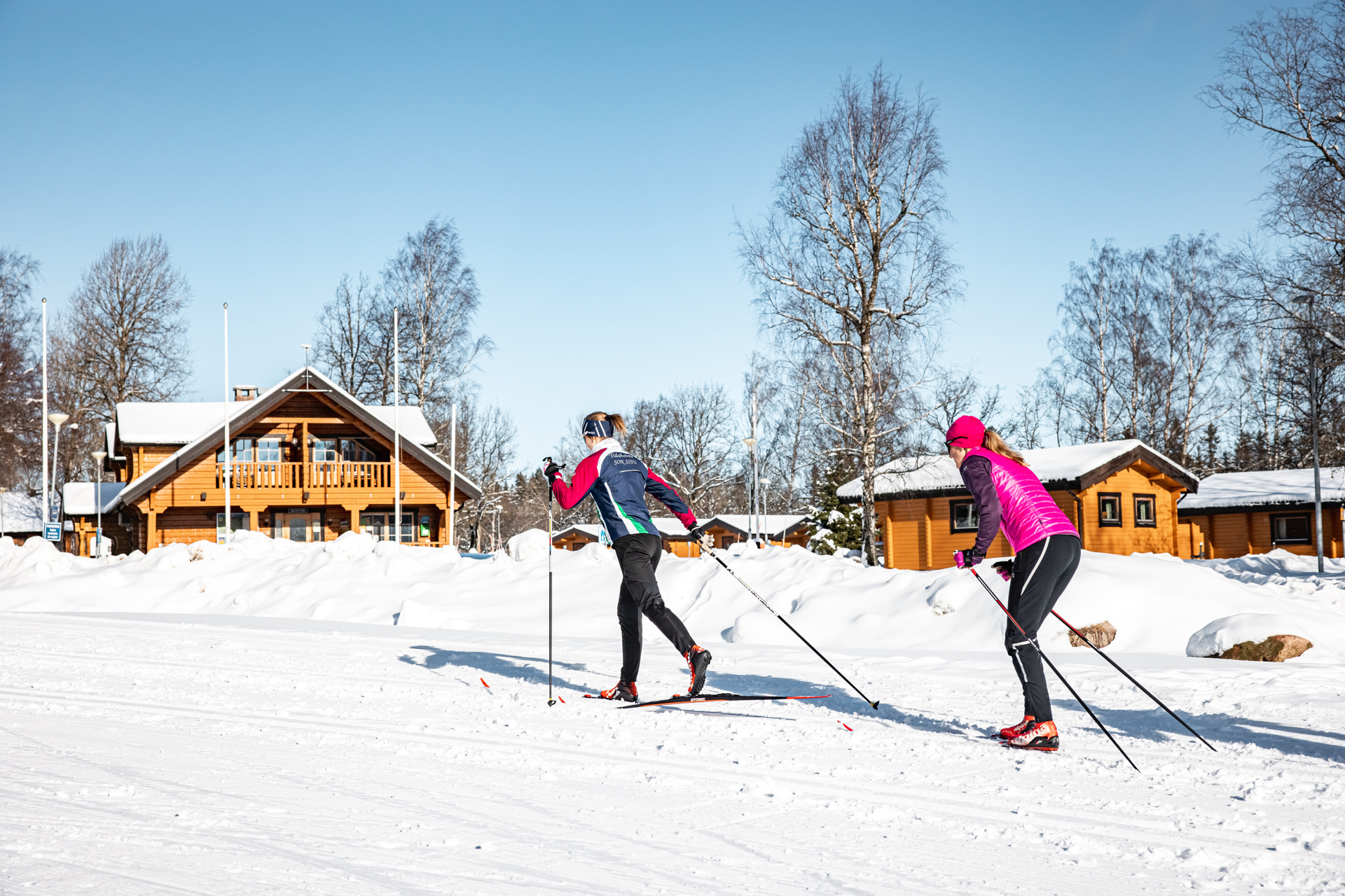 Deux personnes qui font du ski de fond.