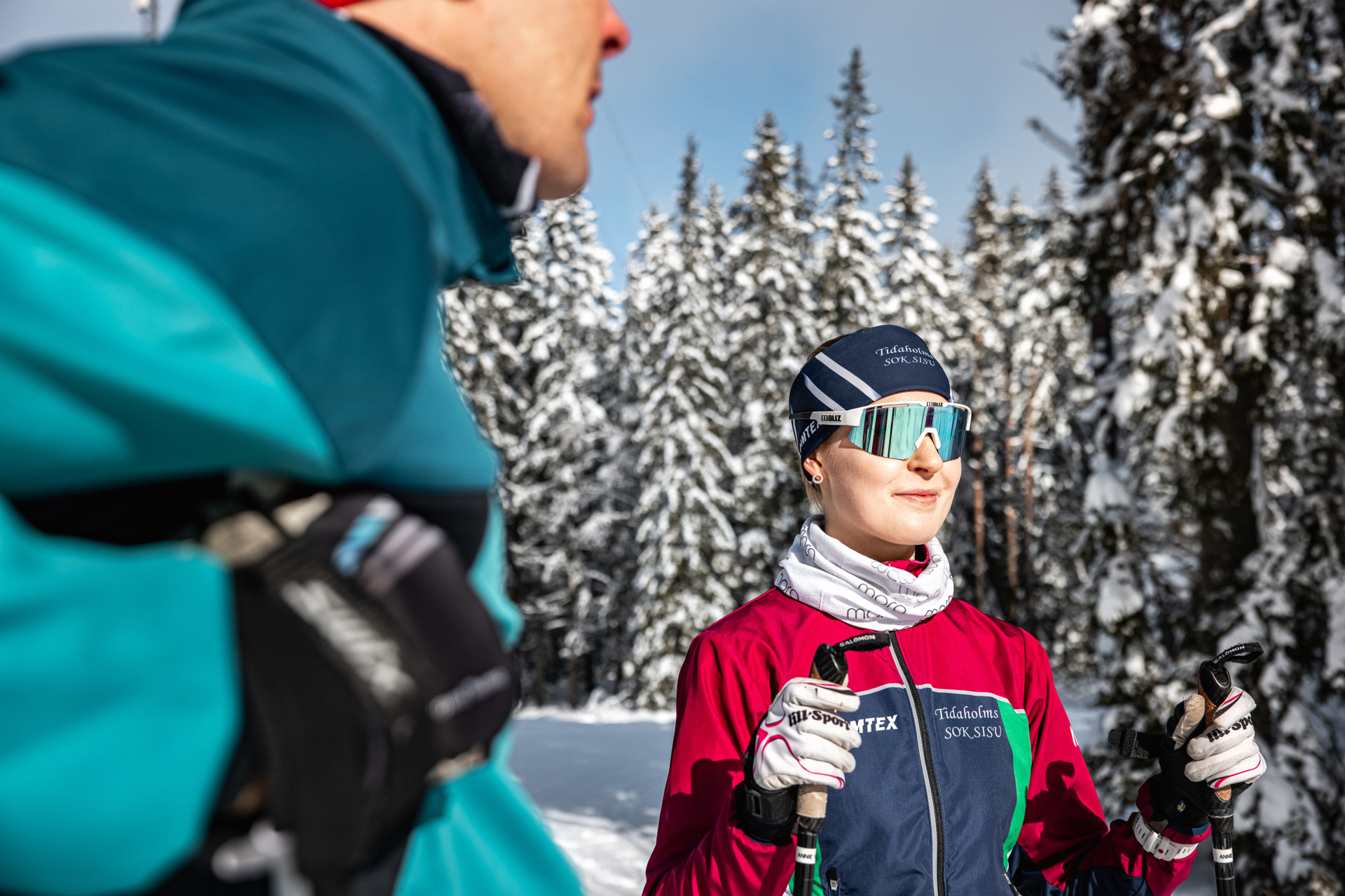 Deux personnes font du ski de fond.