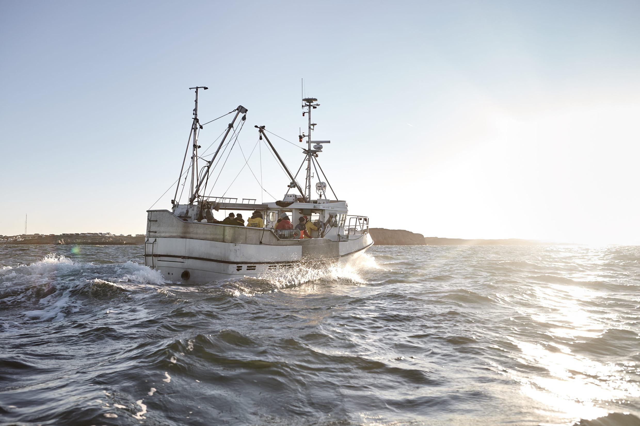 Un bateau de pêche sur la mer par une belle journée ensoleillée