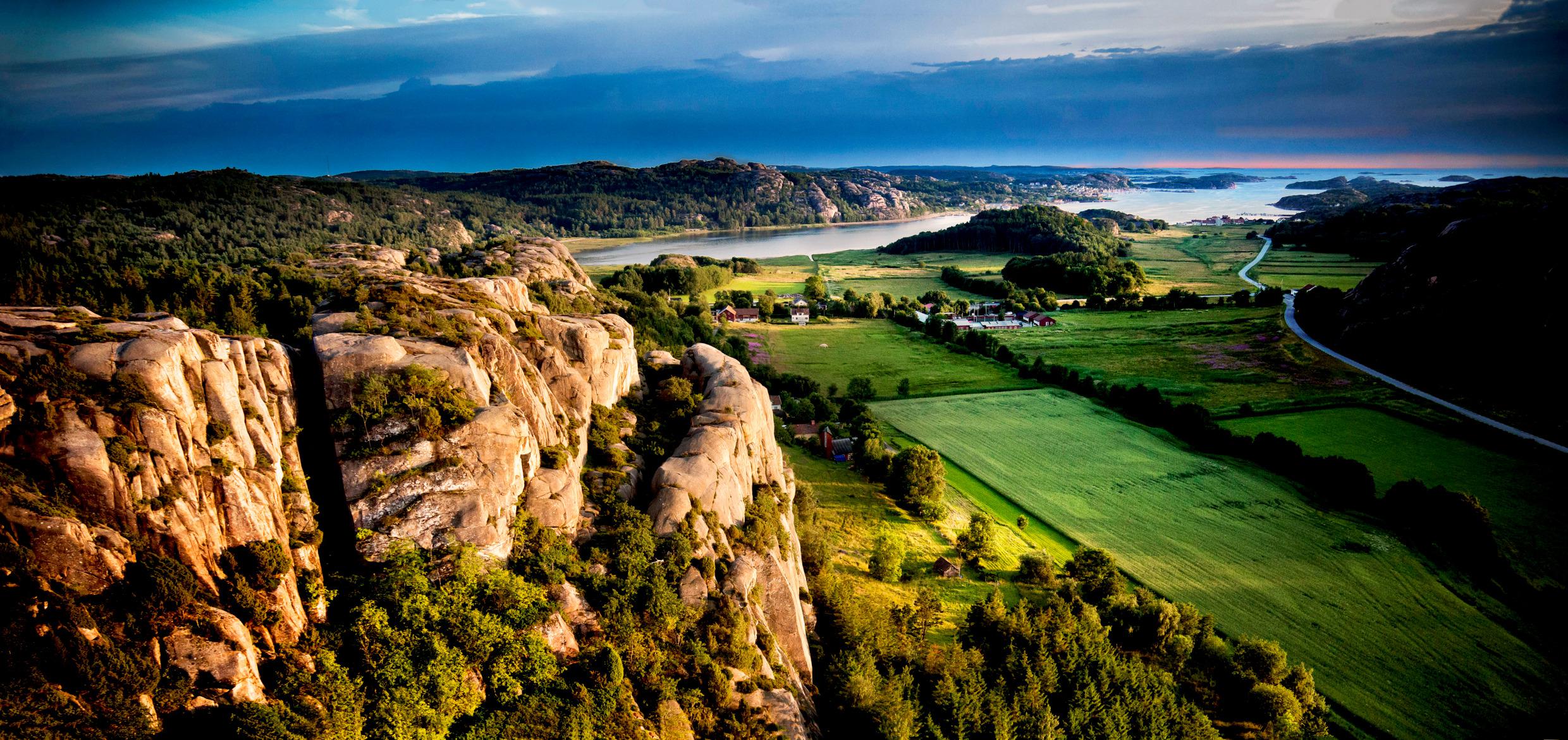 Typisch Bohuslän-landschap, met kliffen, velden, een paar landhuizen en de oceaan.