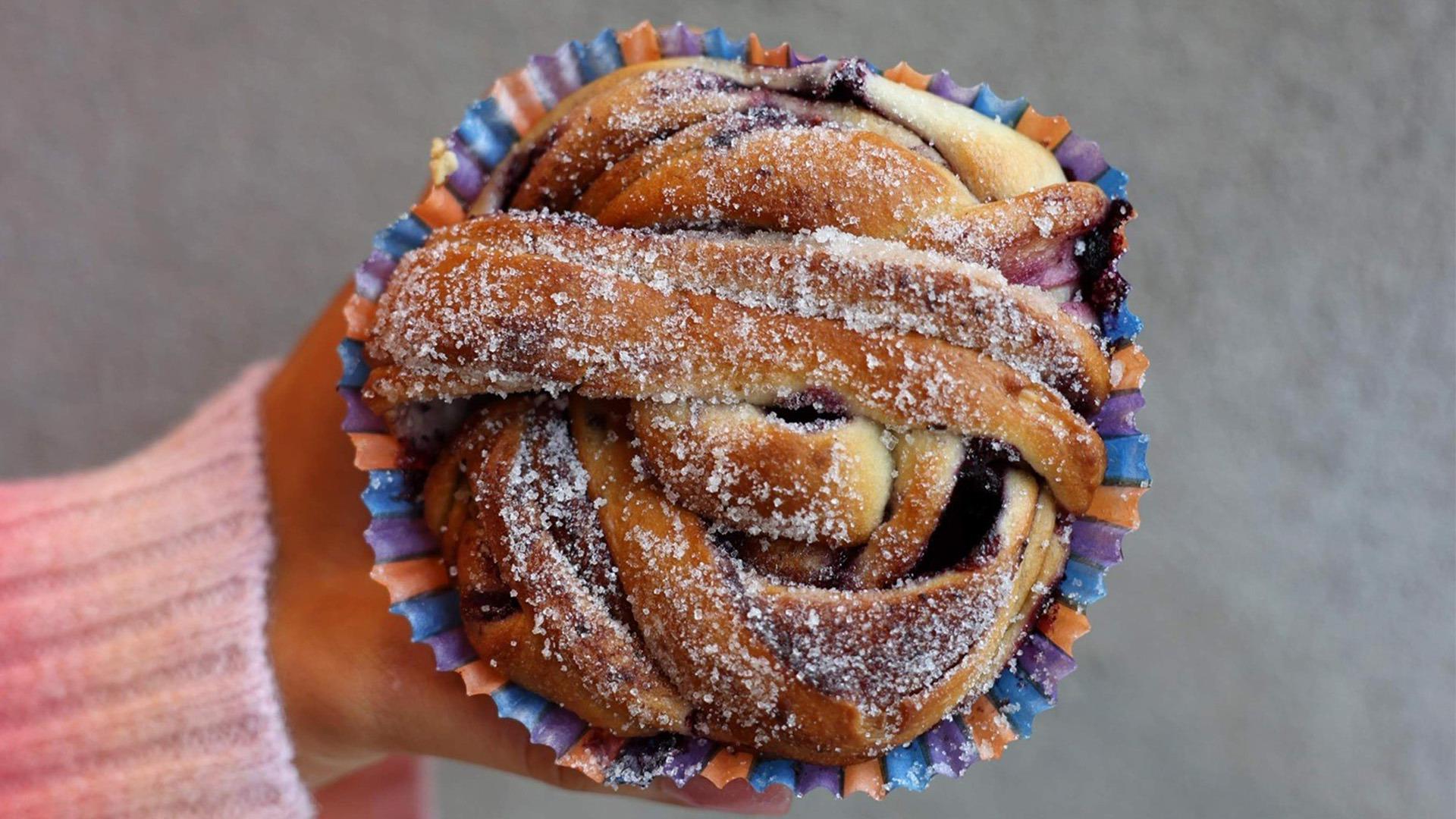 Gros plan sur une brioche à la cannelle.