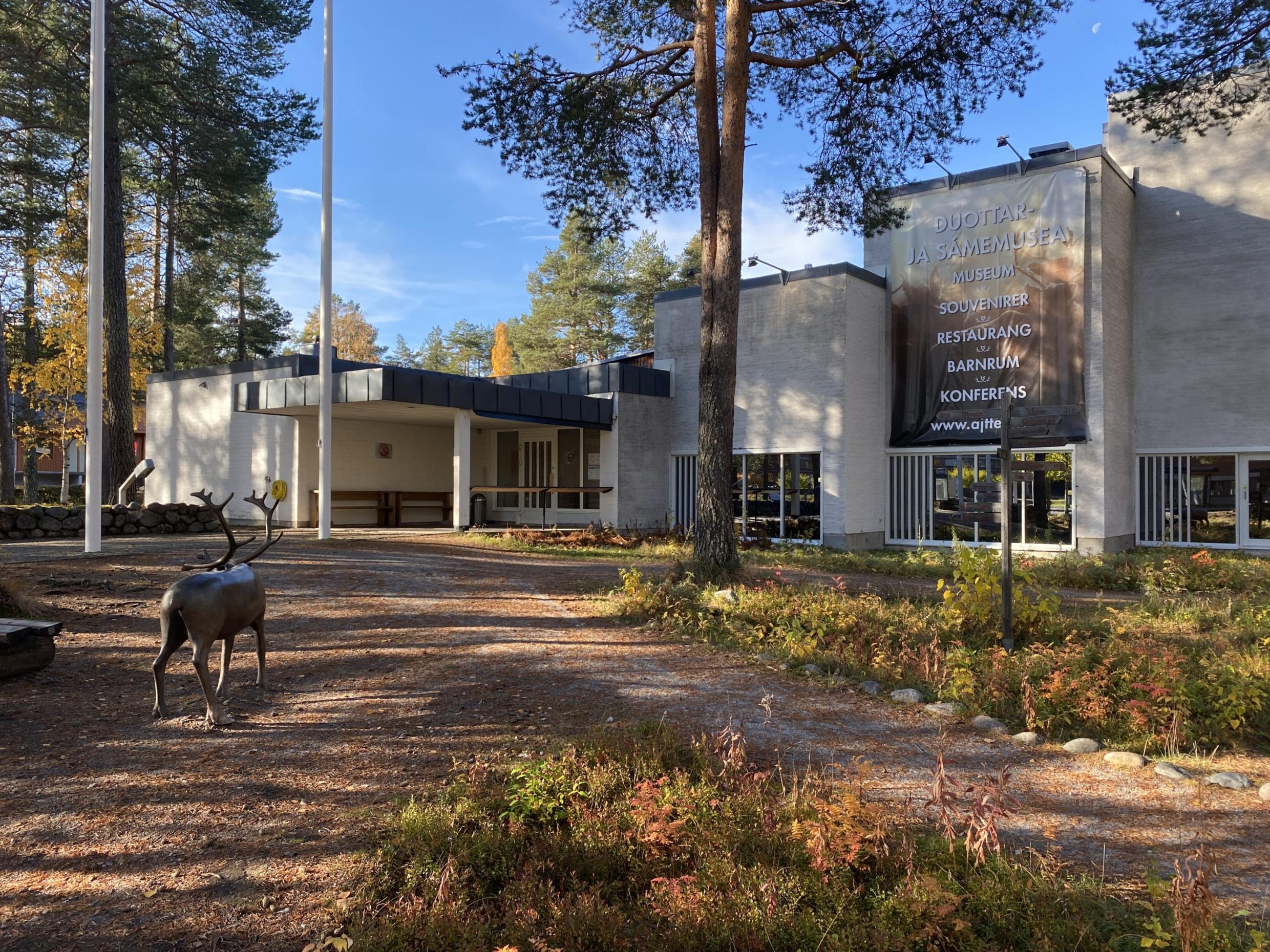 De ingang van het Àjttes-museum. Op weg naar het museum staat een standbeeld van een rendier langs de weg.
