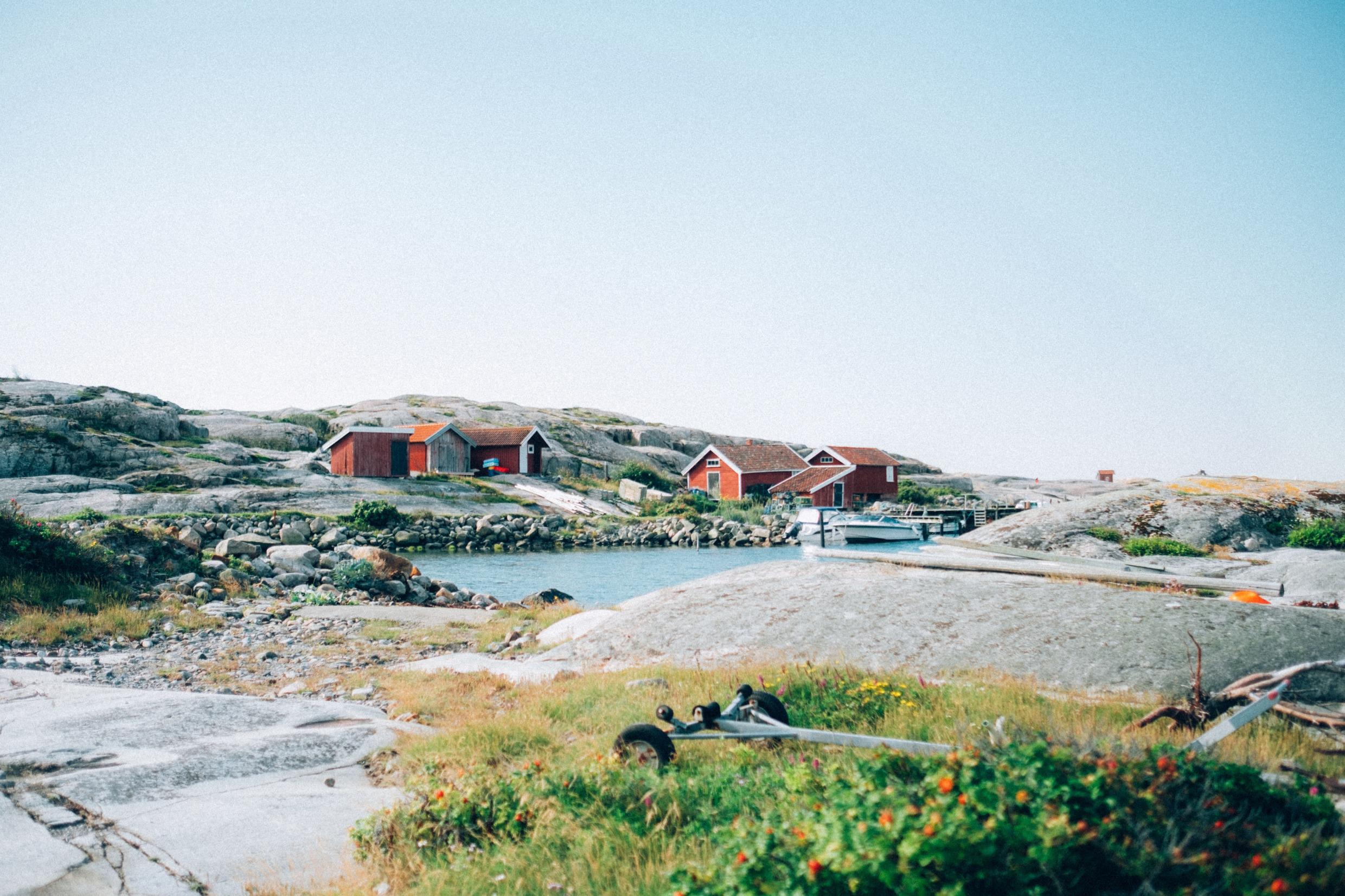 Rote Häuschen auf den Klippen des Schärengartens.