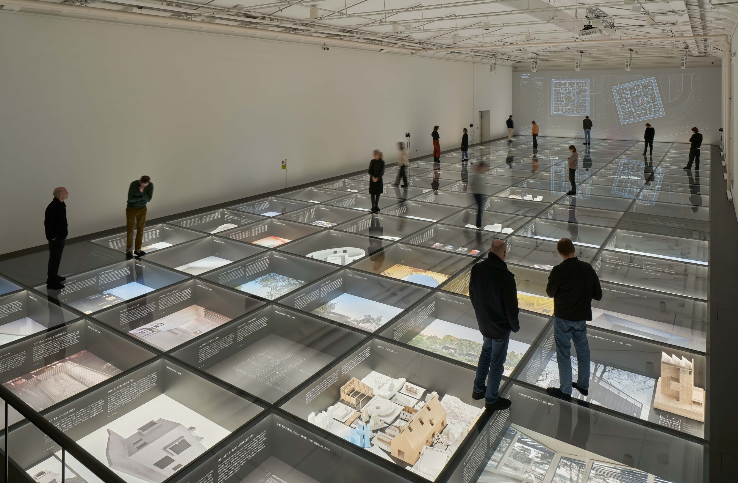 Eine Ausstellung in einem großen Raum der ArkDes.