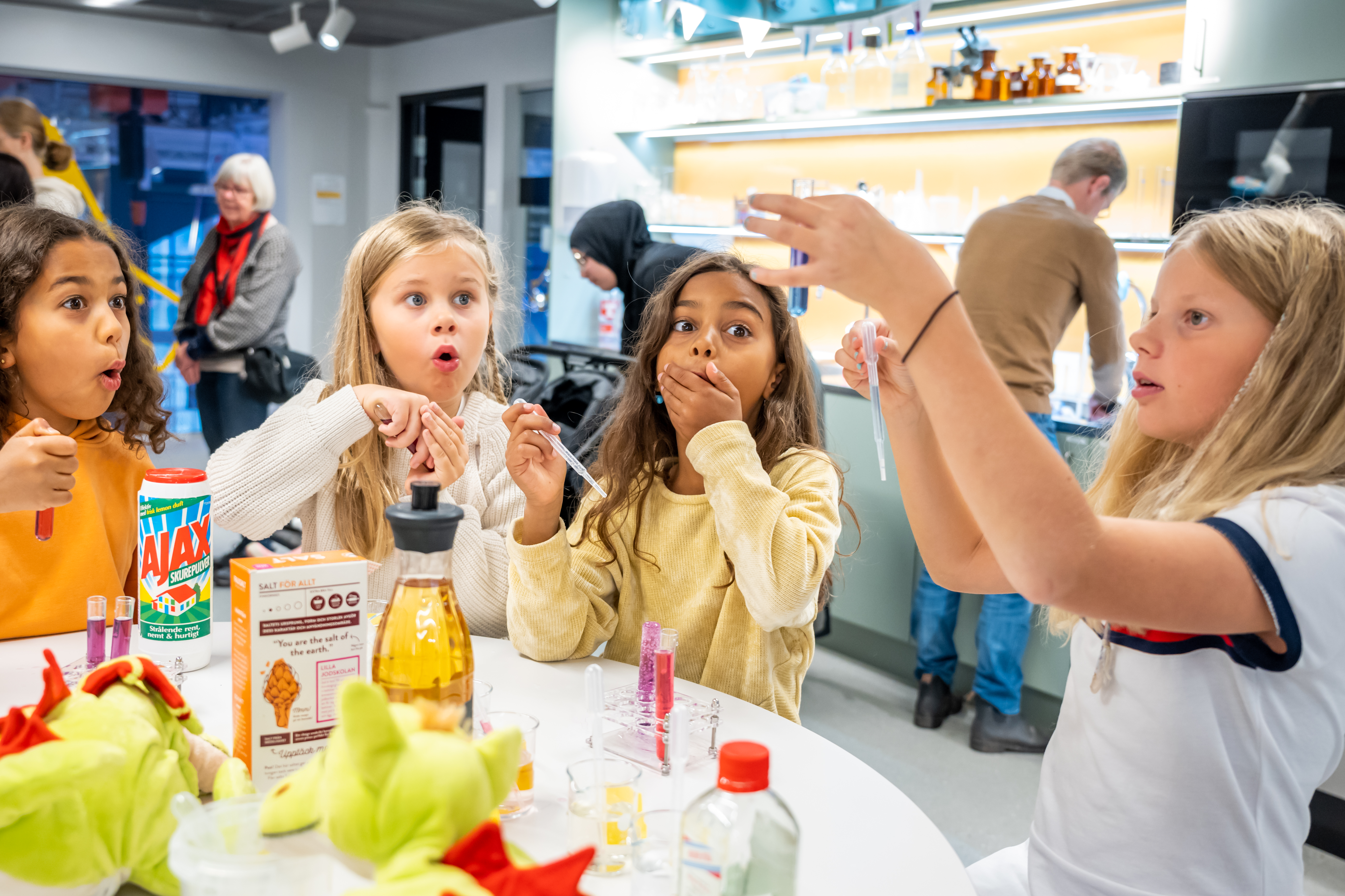 Children carrying out a hands-on science experiment at Curiosum in Umeå.
