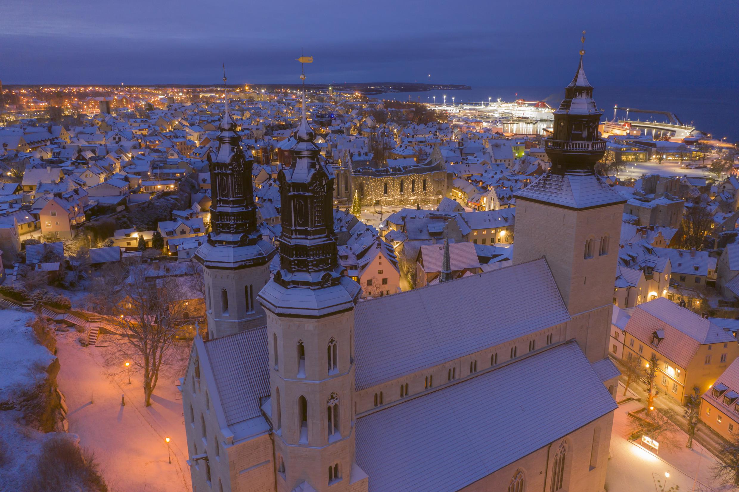 Een luchtfoto van een kerk in Visby in de winter.