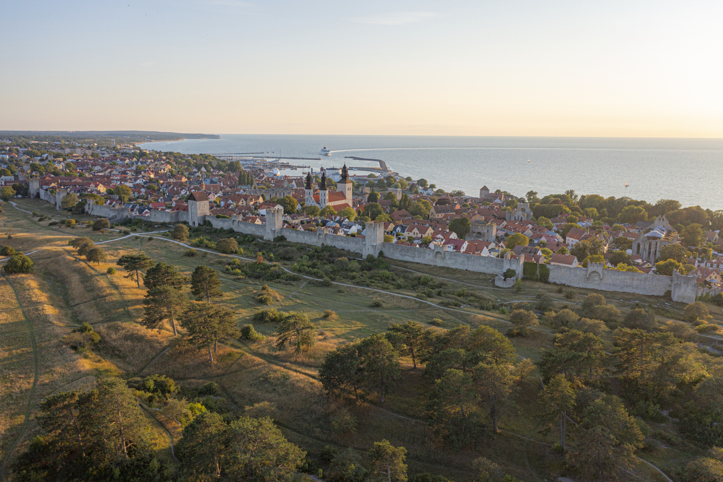 Het middeleeuwse stadje Gotland in de zomer.