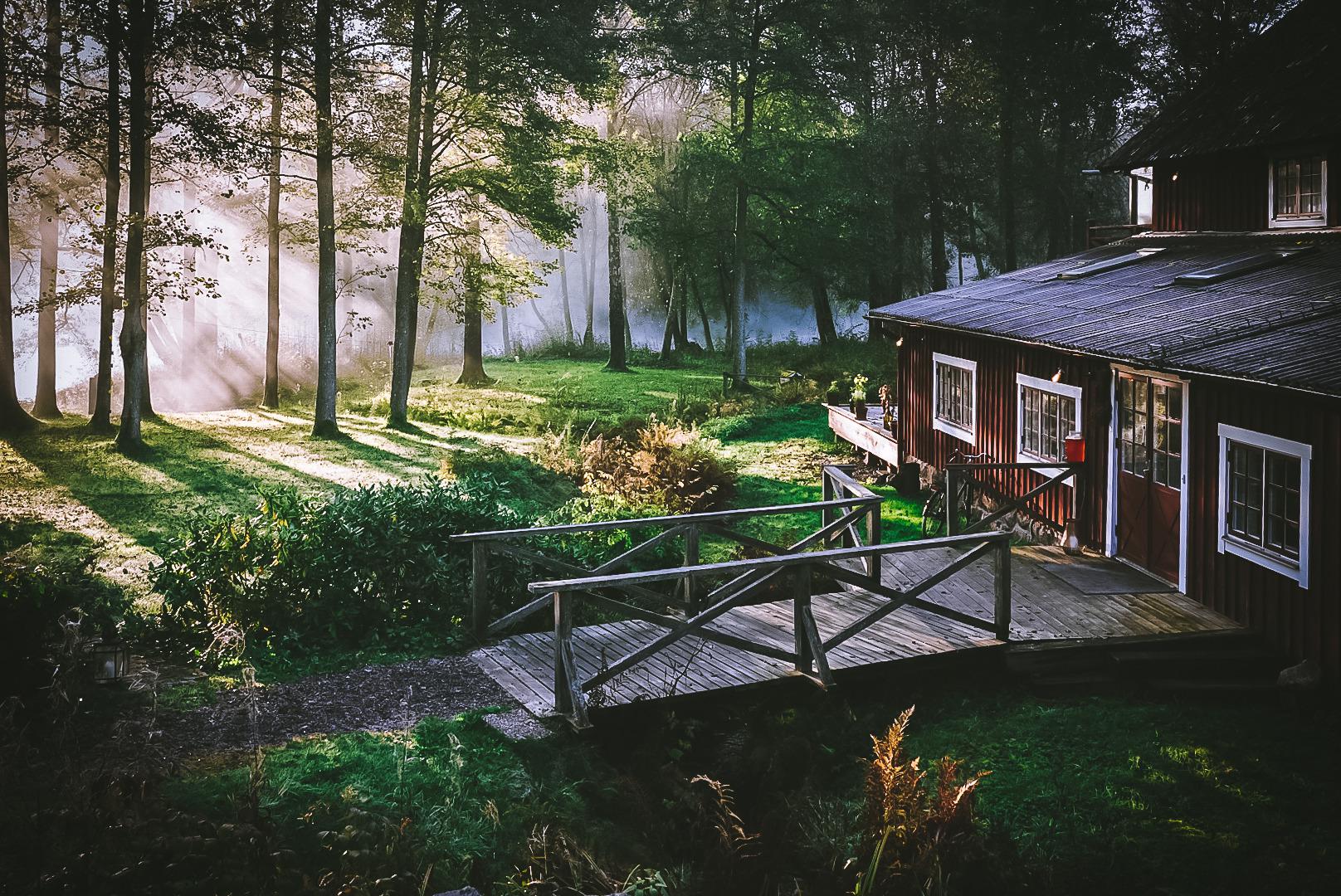 Ein rotes Holzhaus im Sommer.