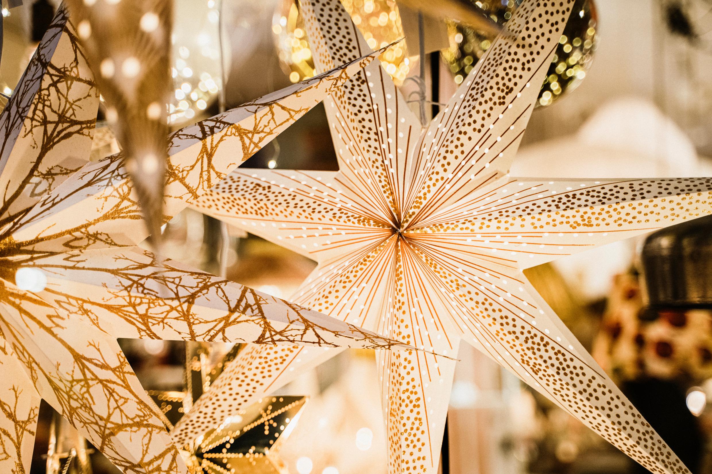 Plusieurs étoiles de l'Avent suspendues.