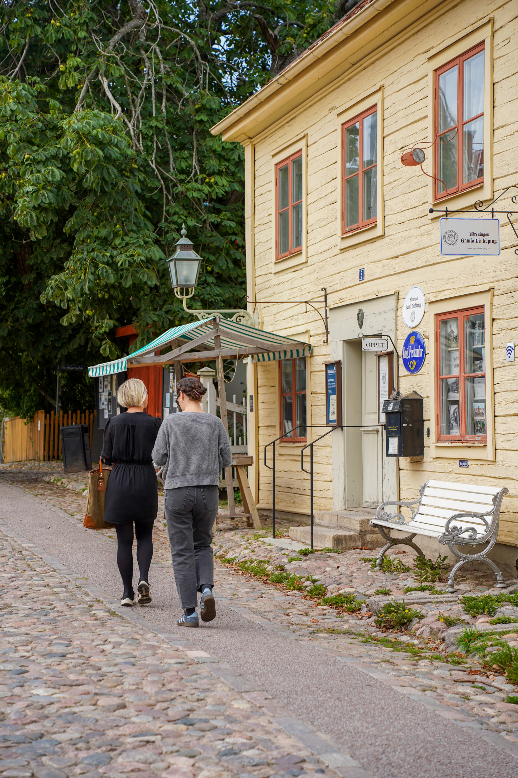 Kasseien en oude huizen in Gamla Linköping.