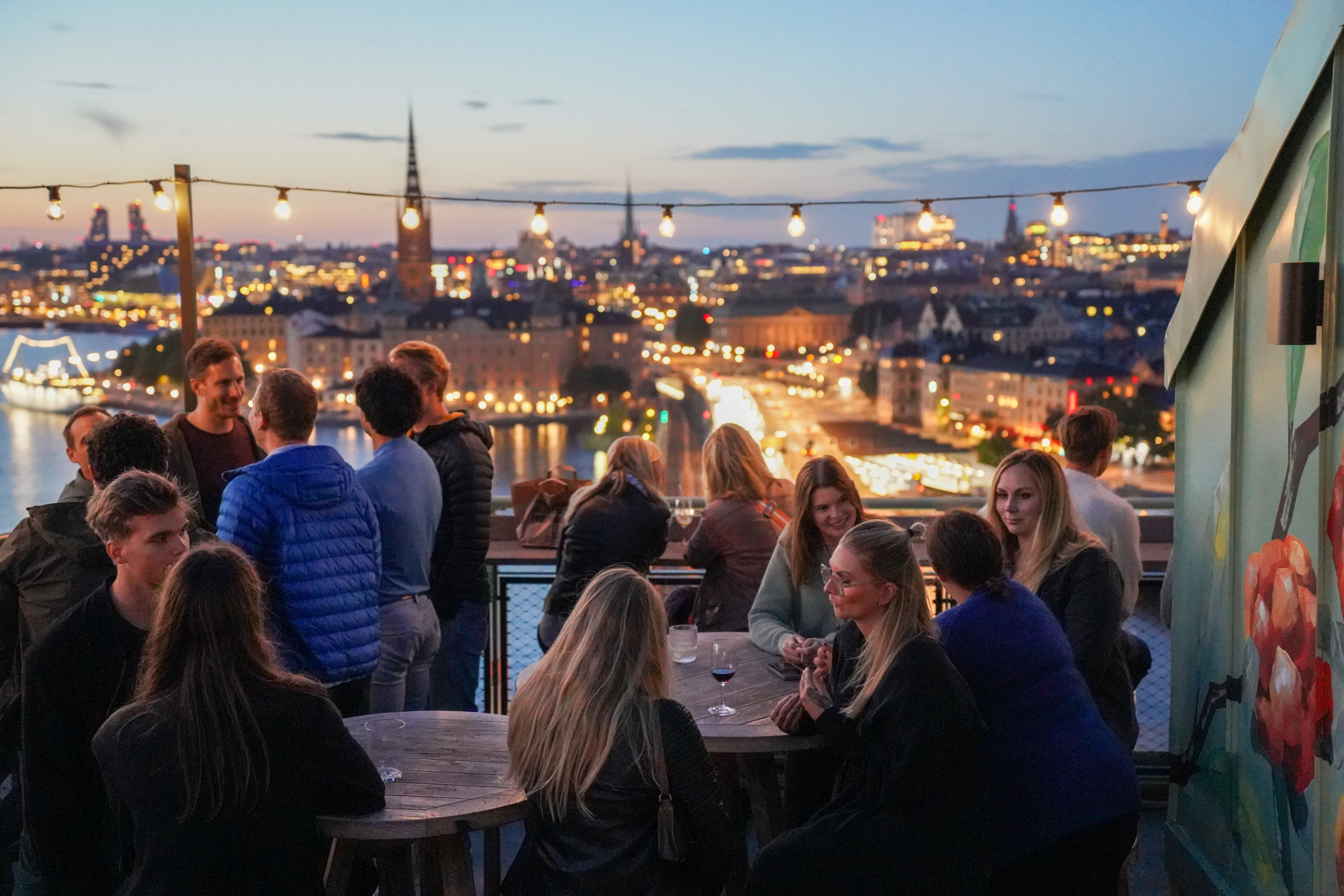 People enjoying the rooftop at the restaurant and bar Freyja.