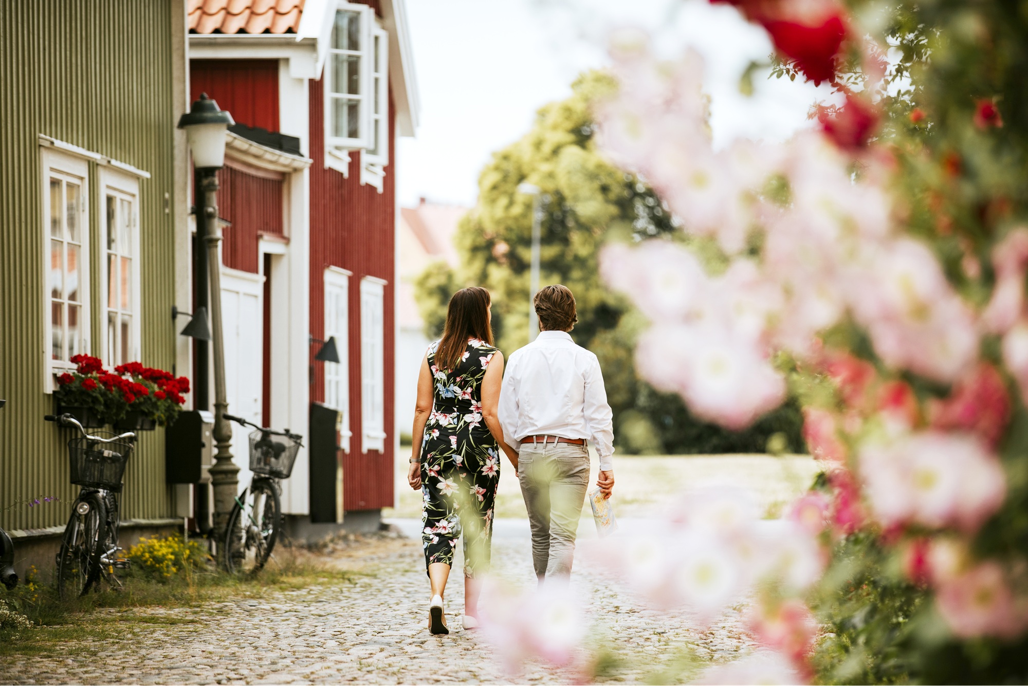 Twee mensen die door de oude binnenstad van Kalmar lopen.