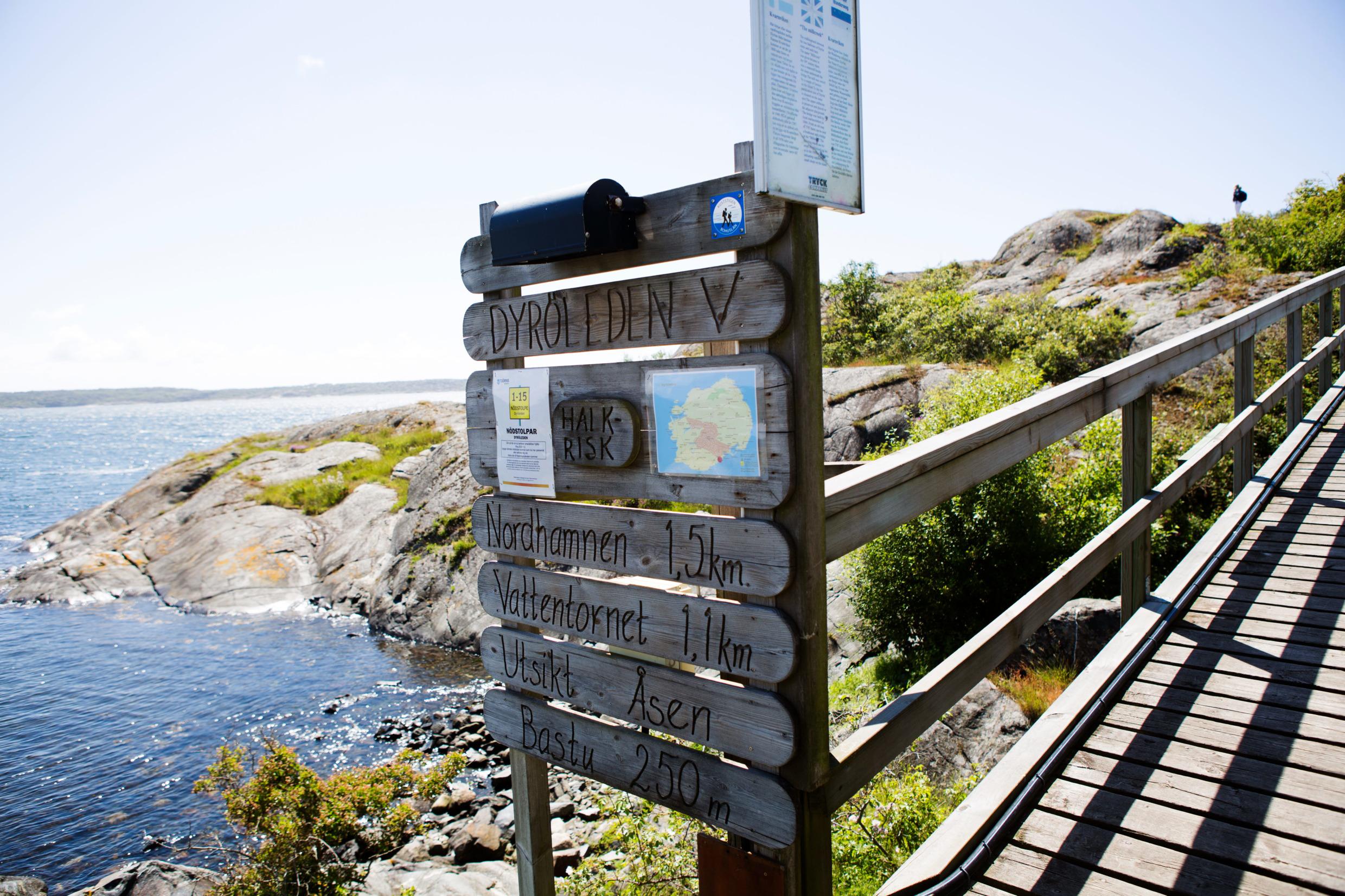 Zeichen entlang der Promenade auf Dyrön, Westschweden