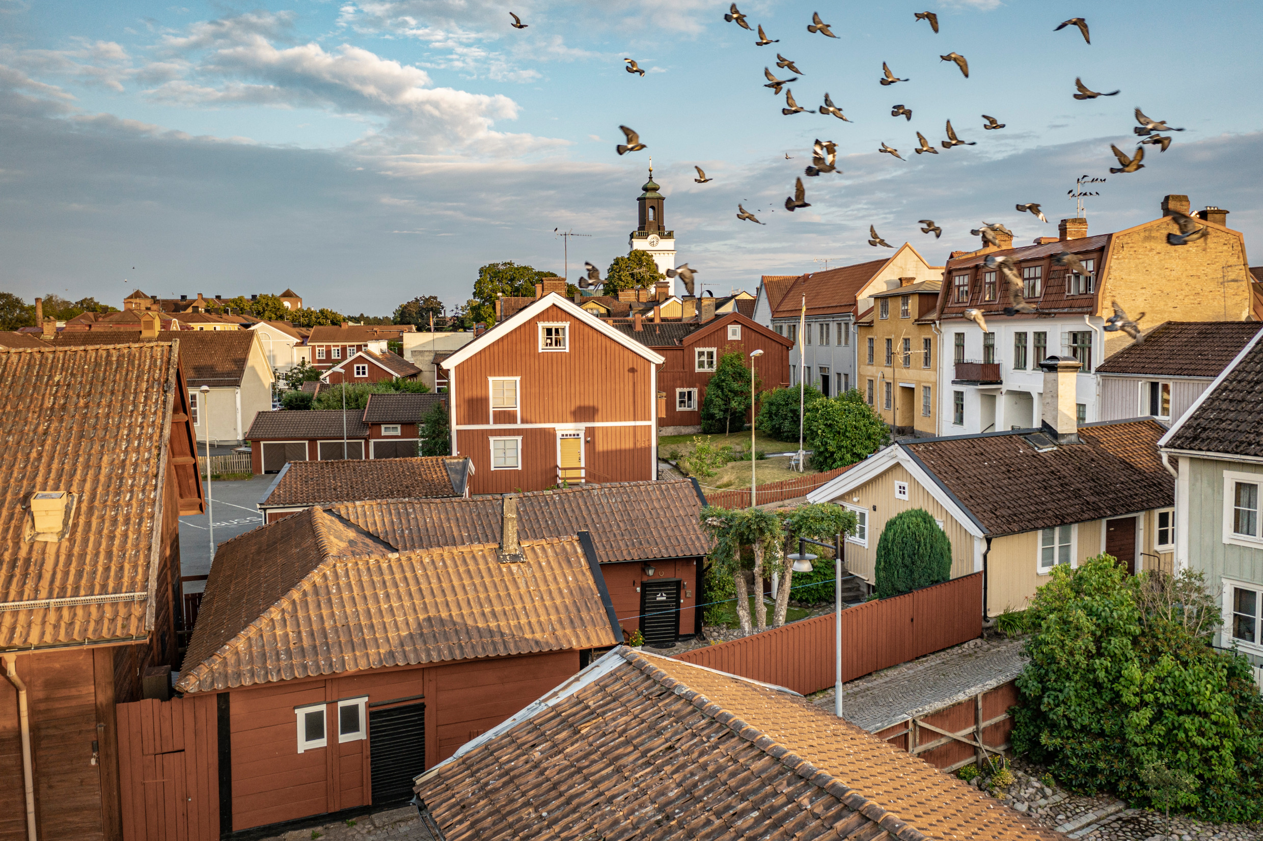 Die alten bunten Holzhäuser bei Sonnenuntergang aus der Vogelperspektive fotografiert.