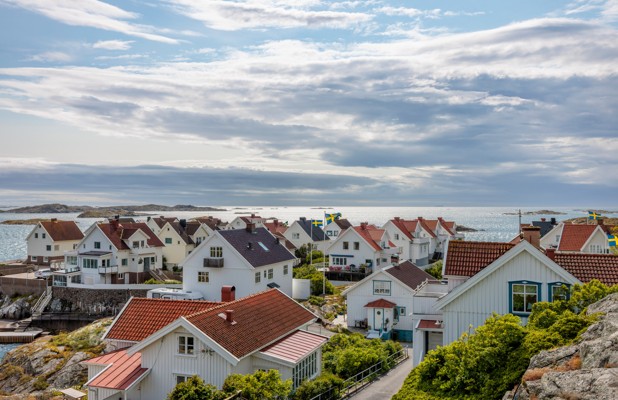 Een klein dorpje met allemaal witte huizen aan de kust.