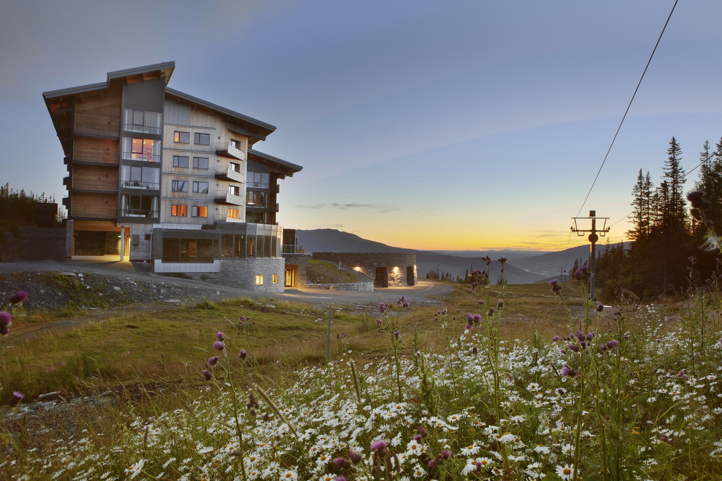 Sommernacht in der Copperhill Mountain Lodge, Åre