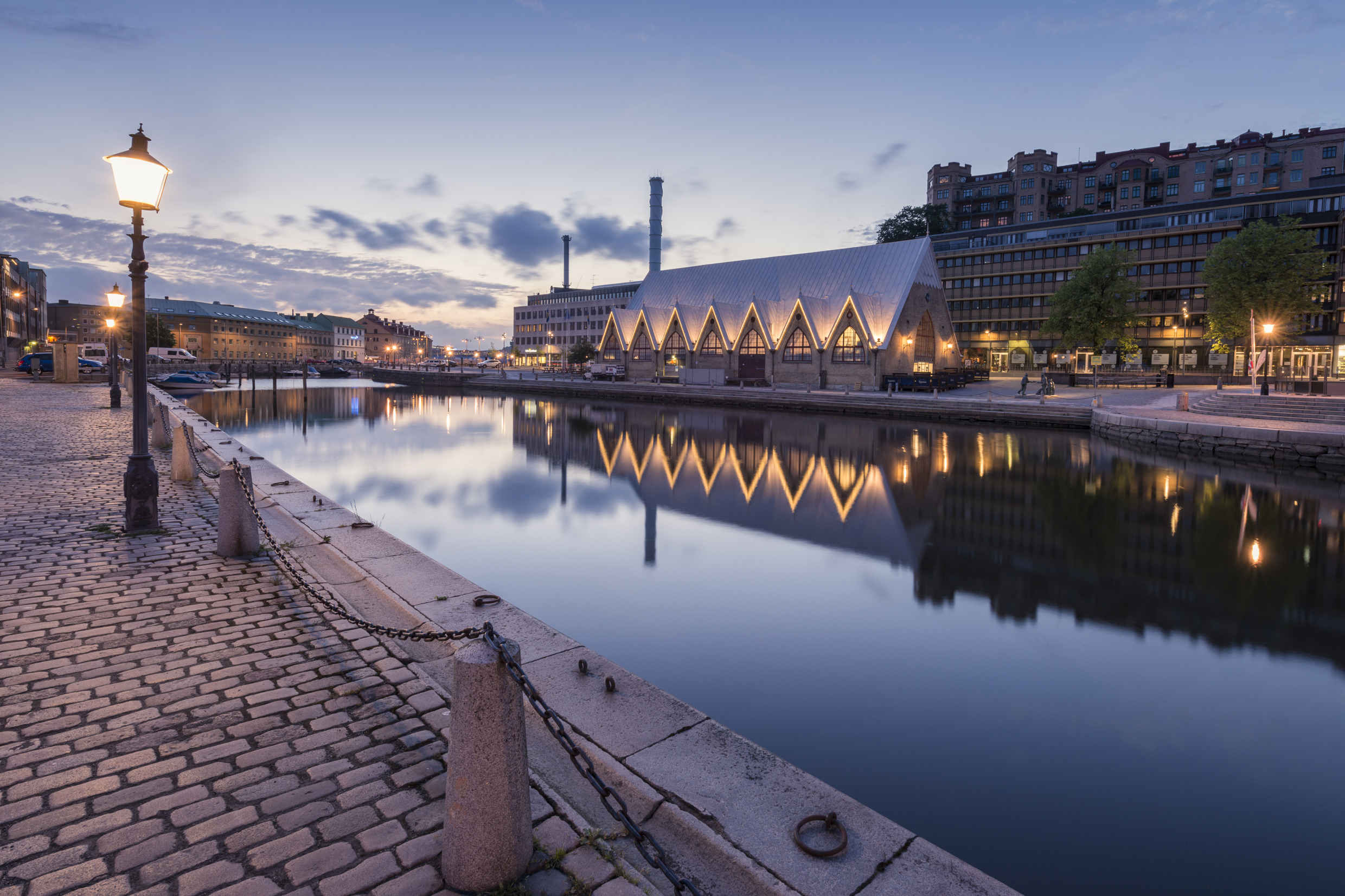 Vue en soirée sur le célèbre marché aux poissons, Feskekörka, à Göteborg.