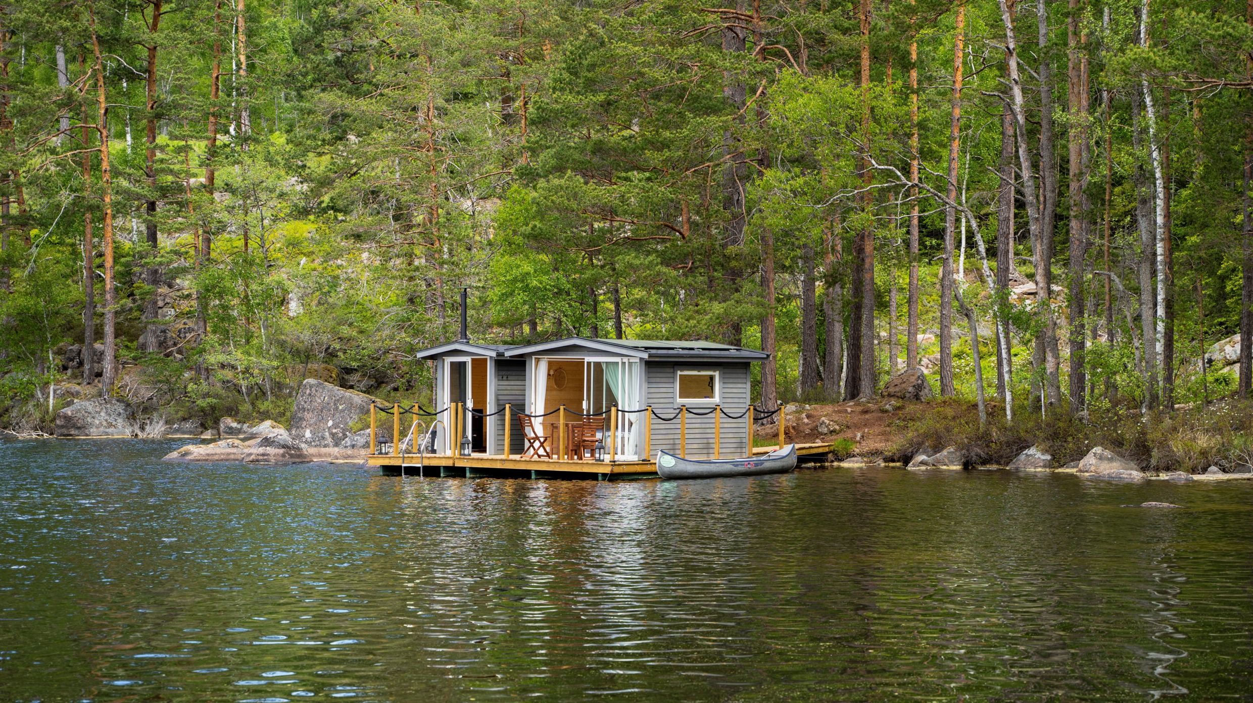 Twee houten hutten drijven op het water.