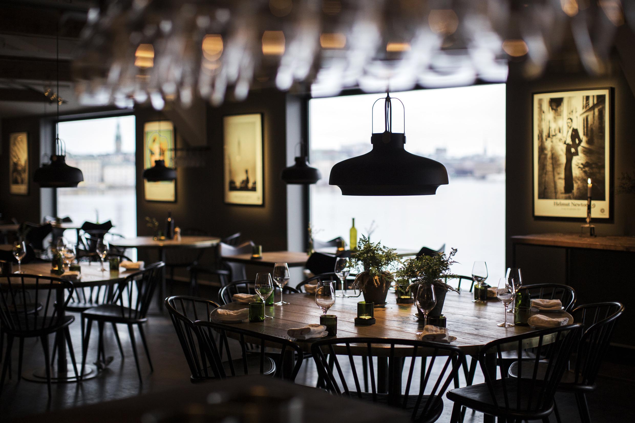 Ein Restaurant mit runden Holztischen.