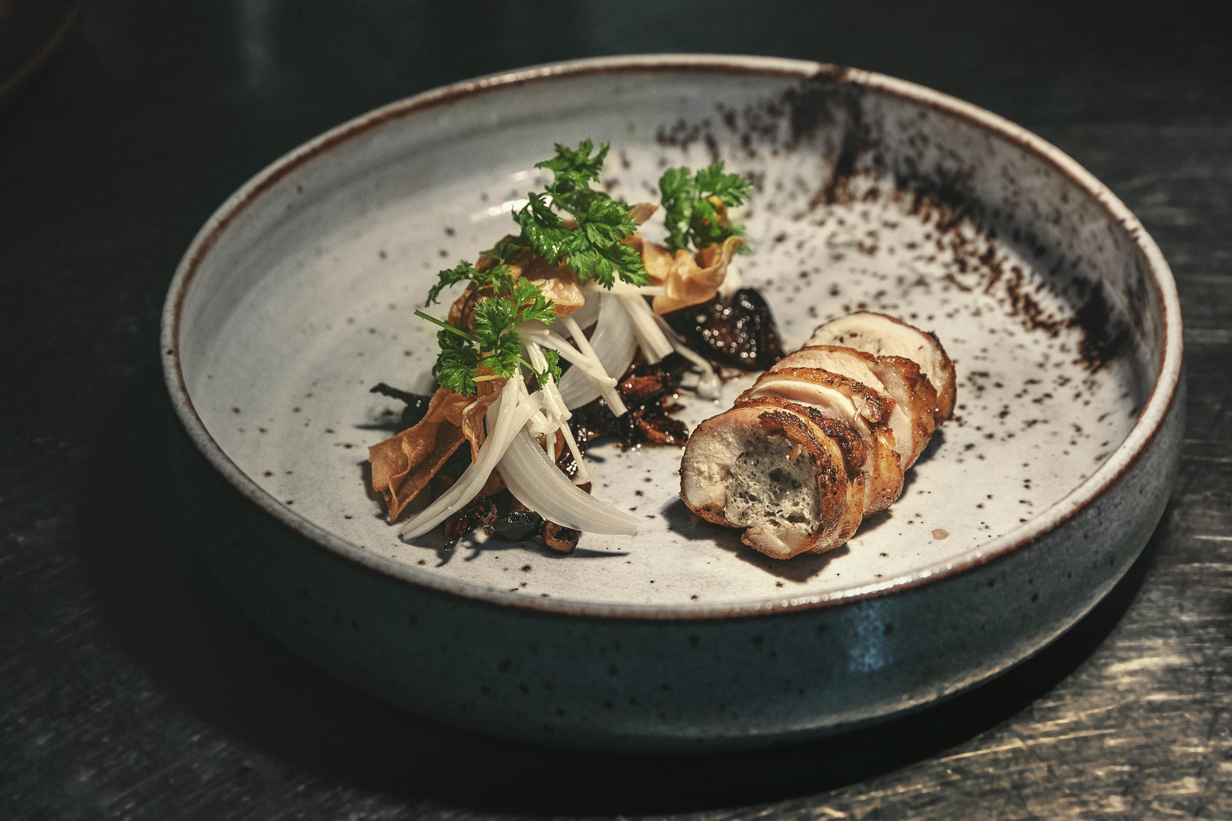 Een close-up van een bord met netjes geplaatste ingrediënten klaar om te worden geserveerd.