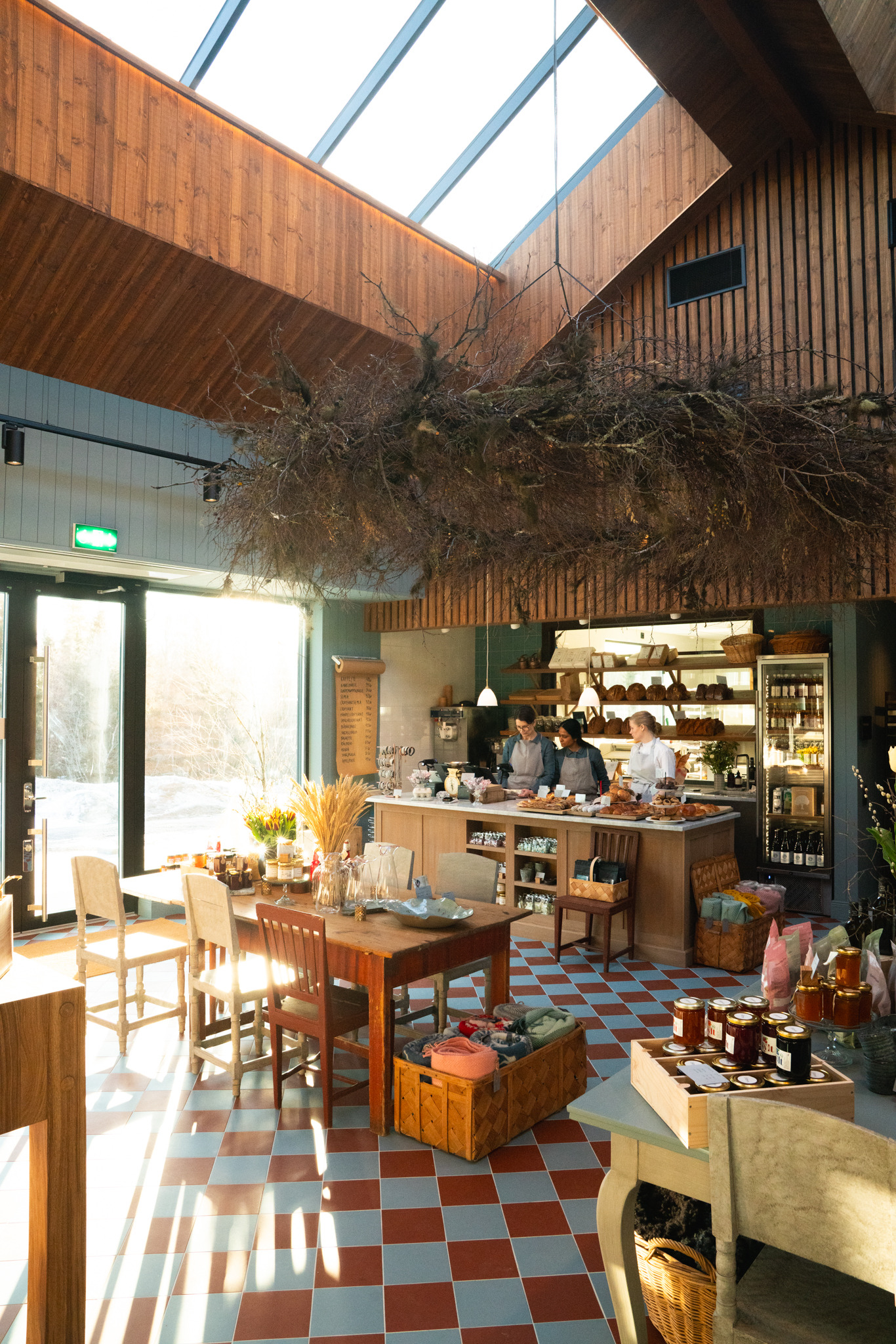 Binnen bij Fävikens Lanthandel in Undersåker, Zweden – een gezellige boerderijwinkel met een bakkerij en een slagerij, waar je lokale producten, gebak en delicatessen kunt kopen.
