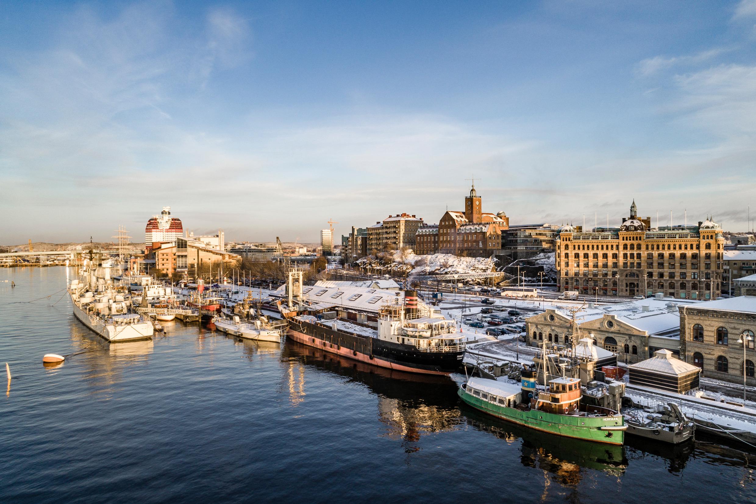 Zicht op Göteborg van op het water. Schepen liggen aangemeerd.