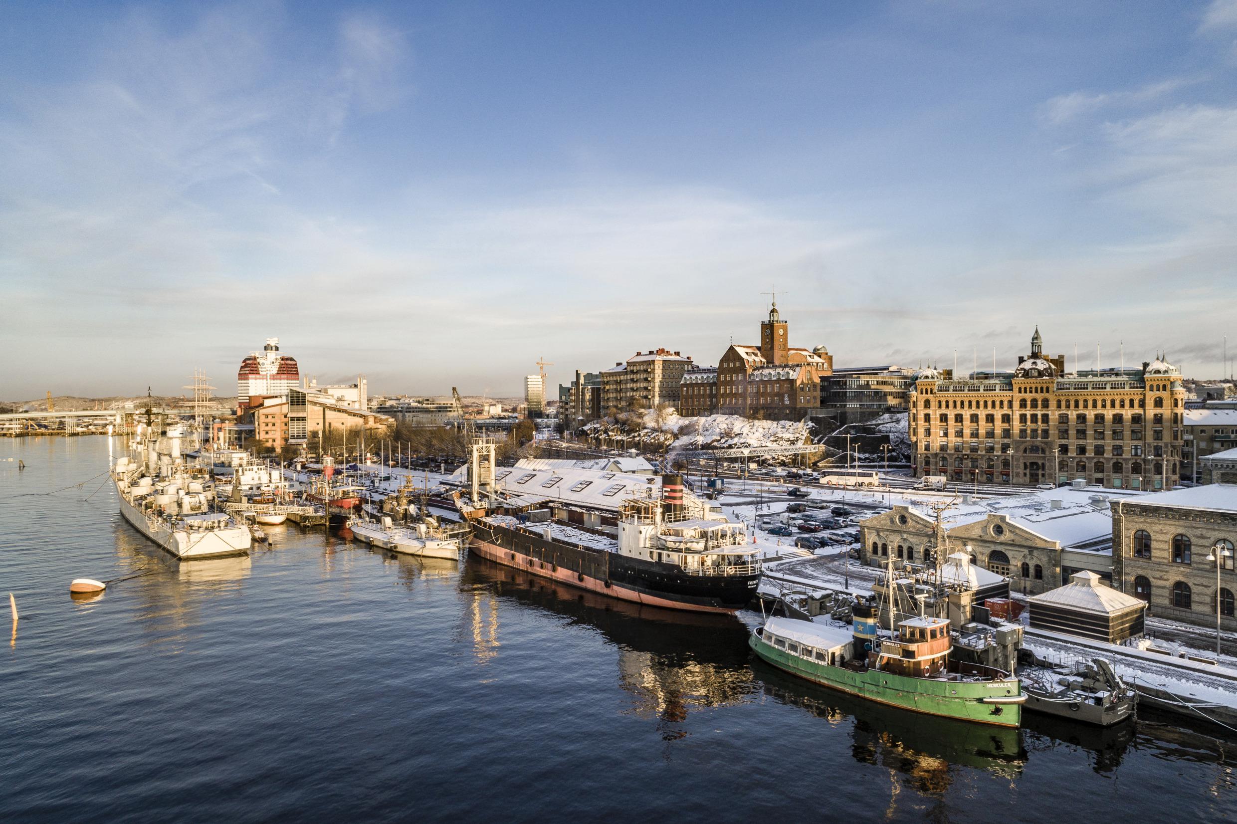 Boten en vrachtschepen in een haven in de winter.