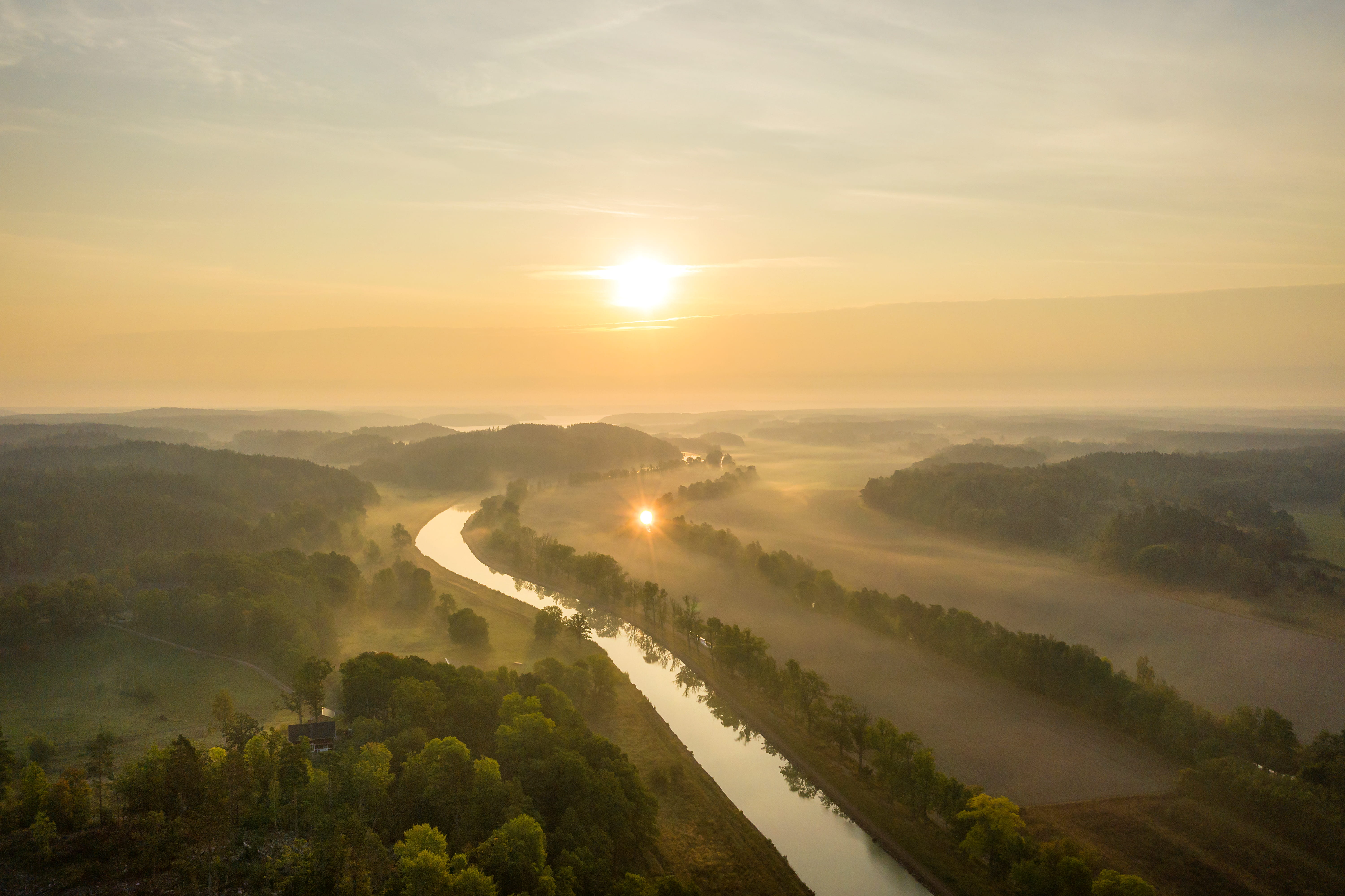 Een luchtfoto van het Götakanaal tijdens de zomer.