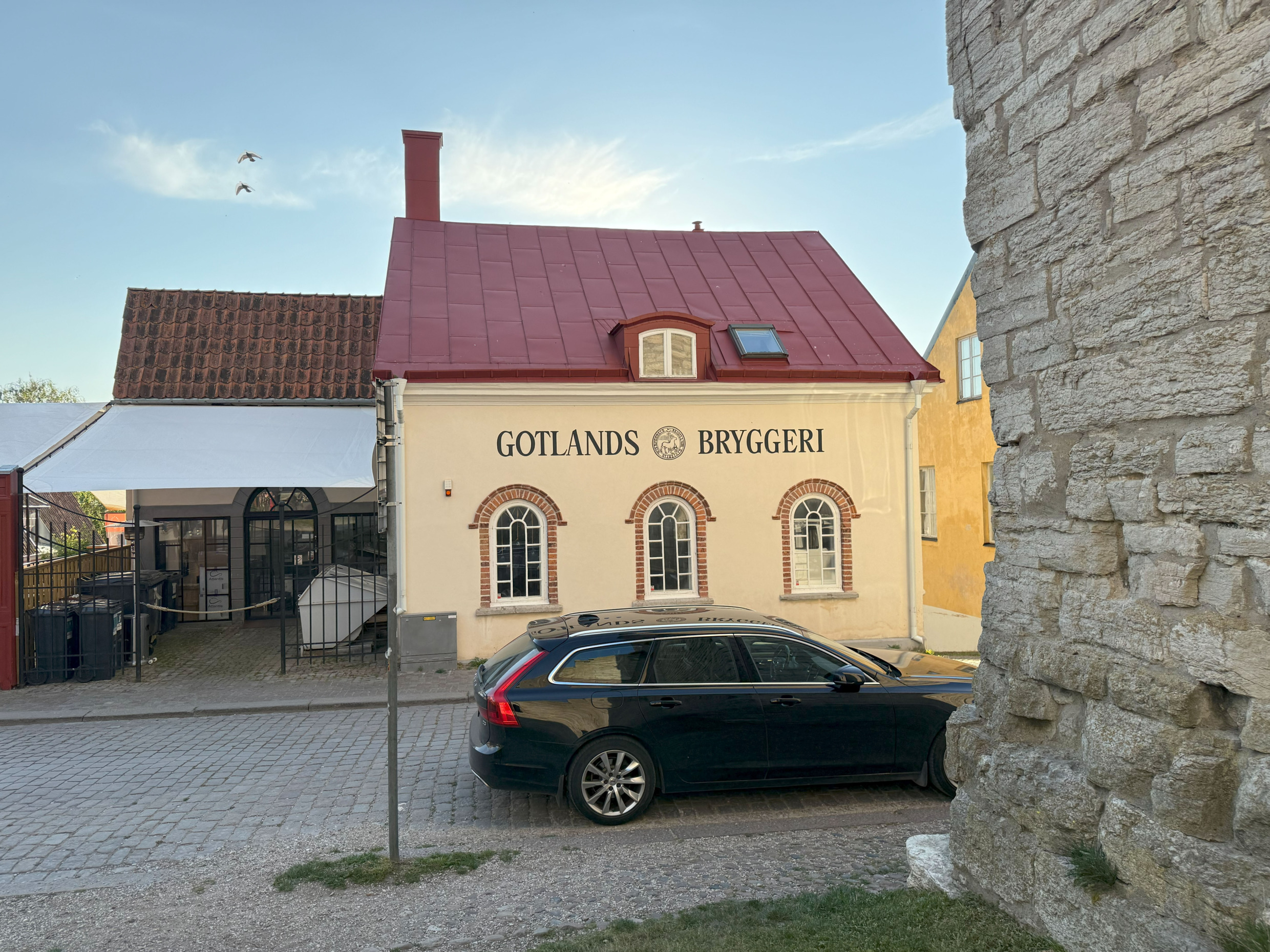 Gotlands Bryggeri’s pale building with red roof in Visby, known for brewing characterful craft beer in a central historic setting.
