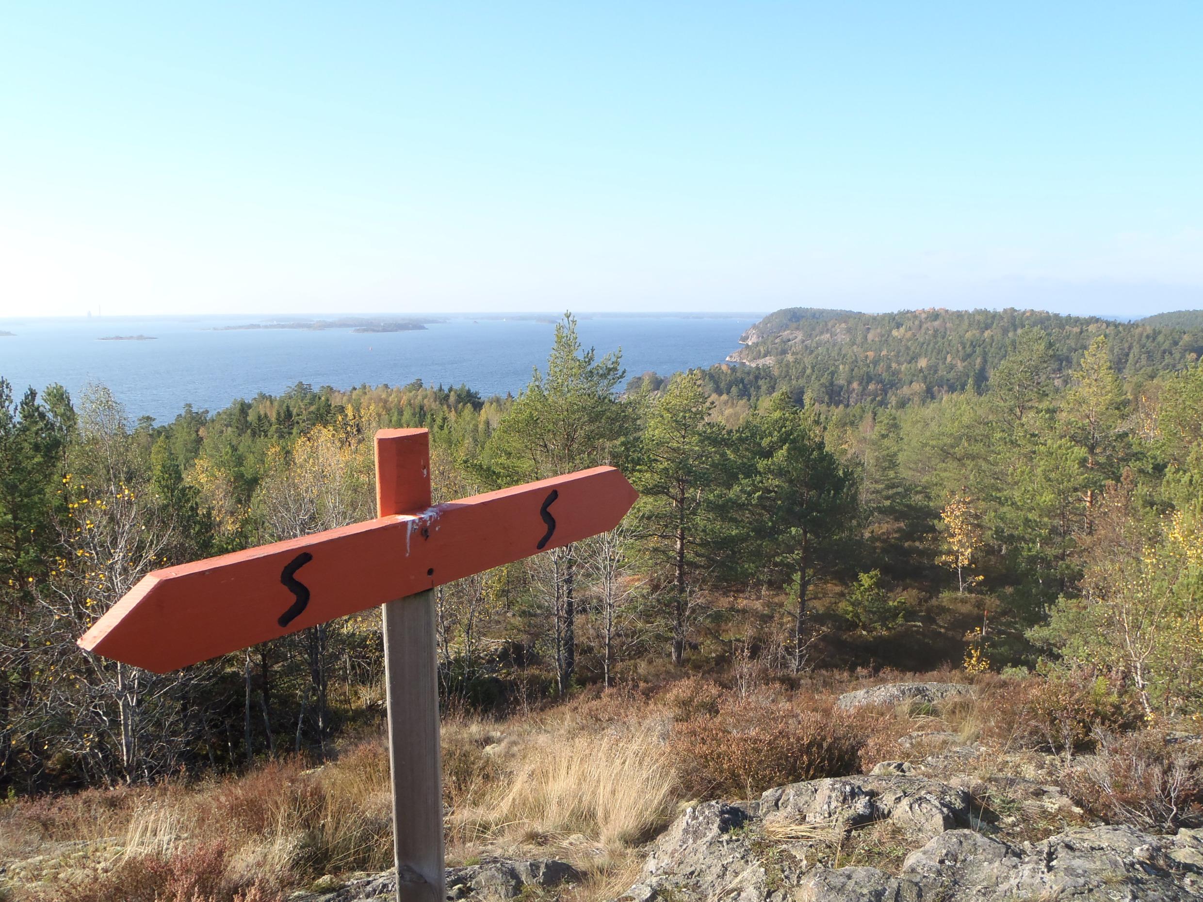 Aussicht von einem Wanderweg aus auf die Küste und Wälder