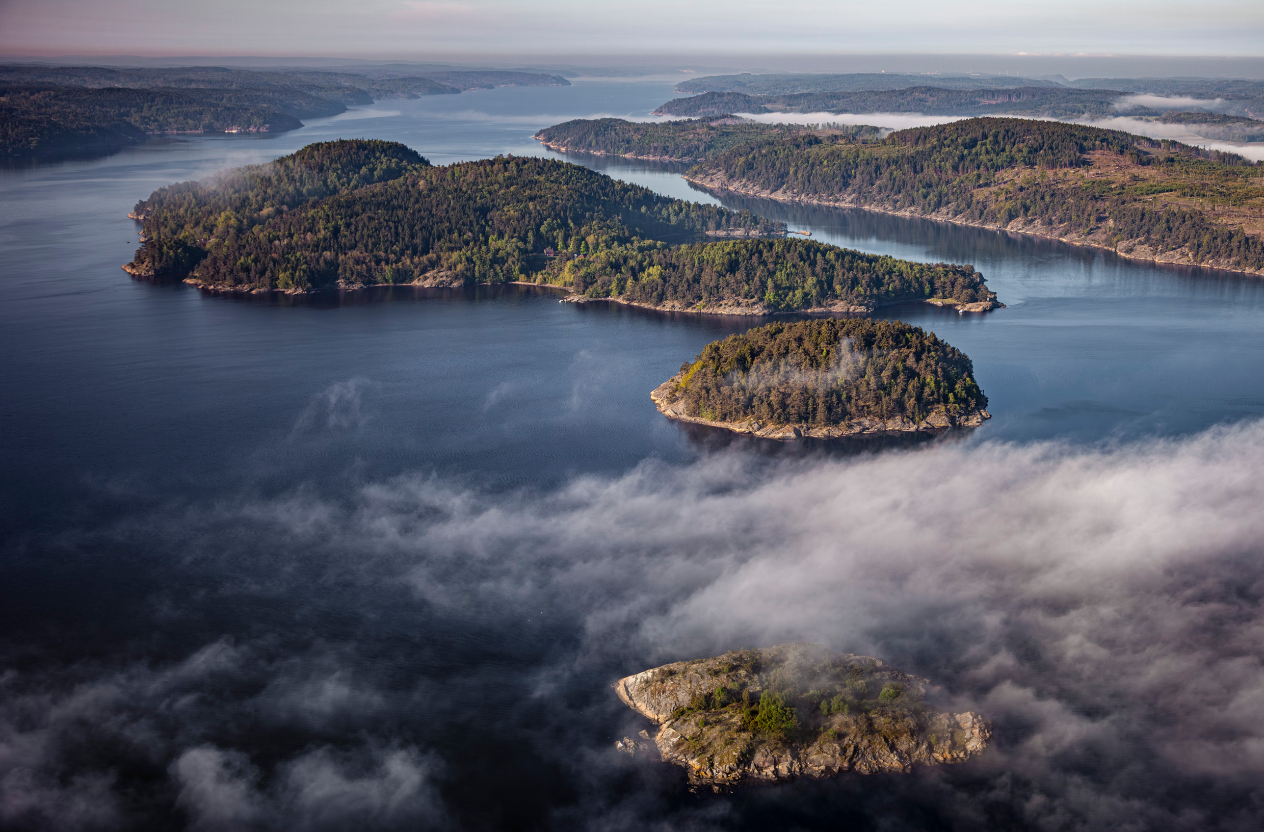 Een dronefoto van de Gullmarsfjord in de zomer.