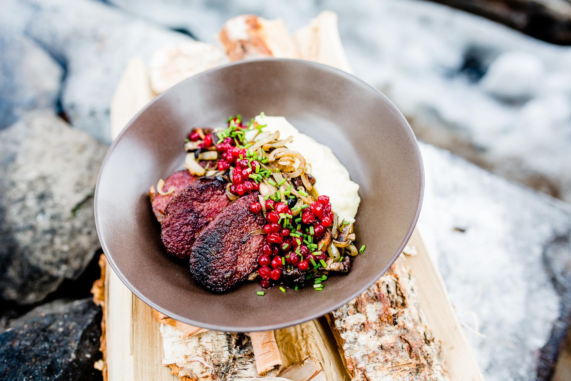Cuisine en plein air en Laponie suédoise.
