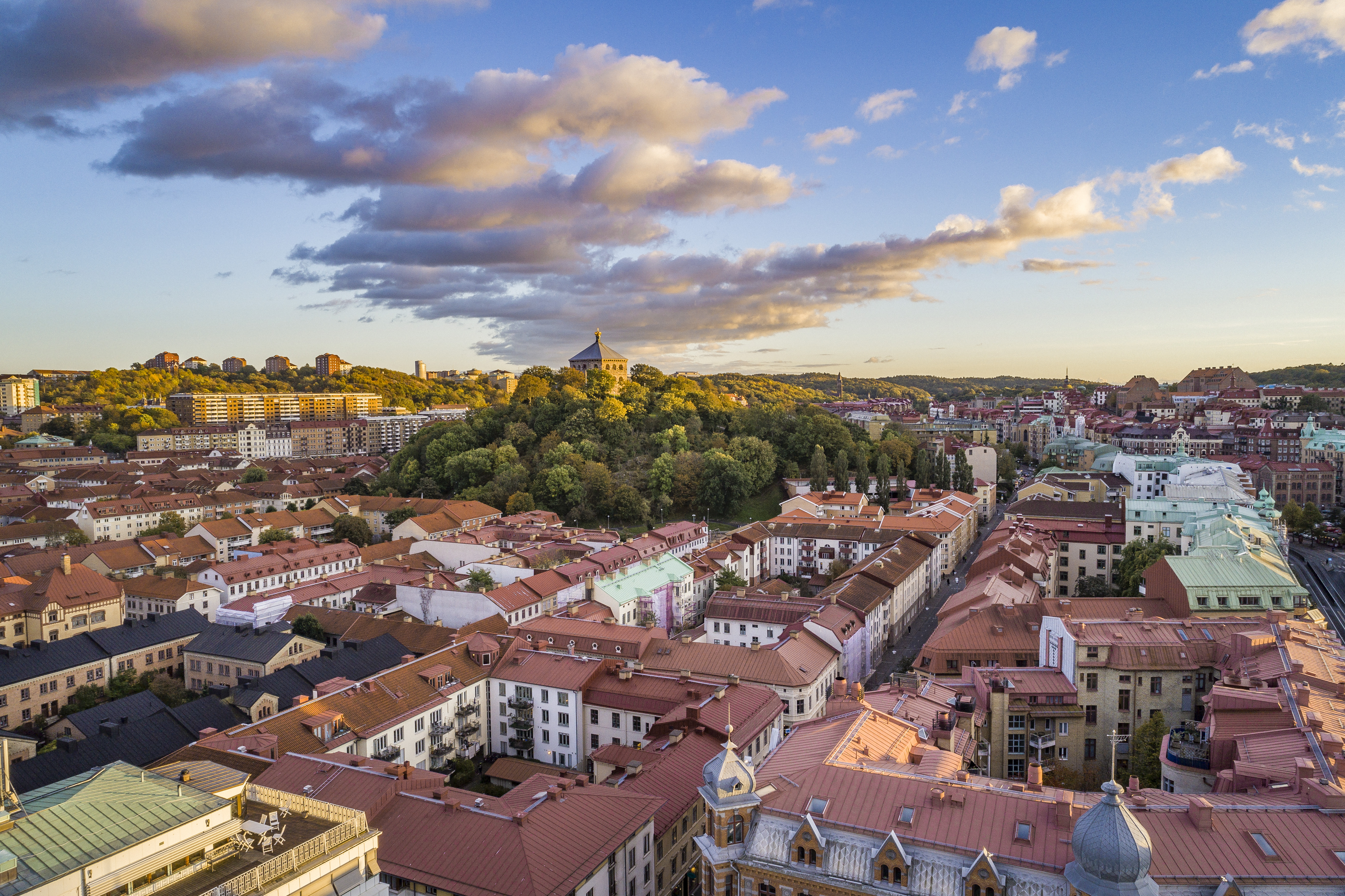 Luftaufnahme von Haga und der Göteborger Innenstadt, mit Skansen Kronan auf dem Hügel, der das historische Viertel überragt.