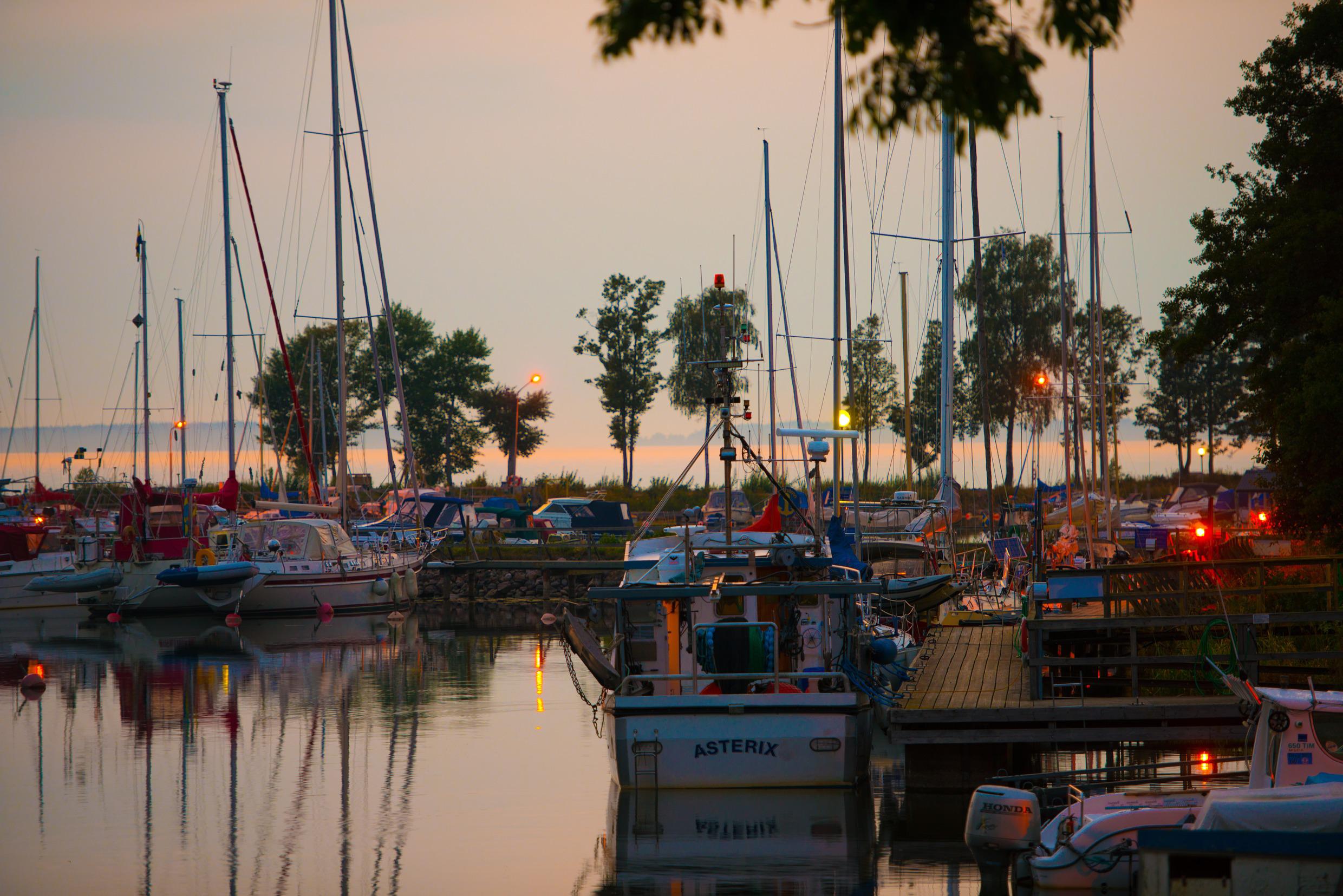 Een haven op een zomeravond.