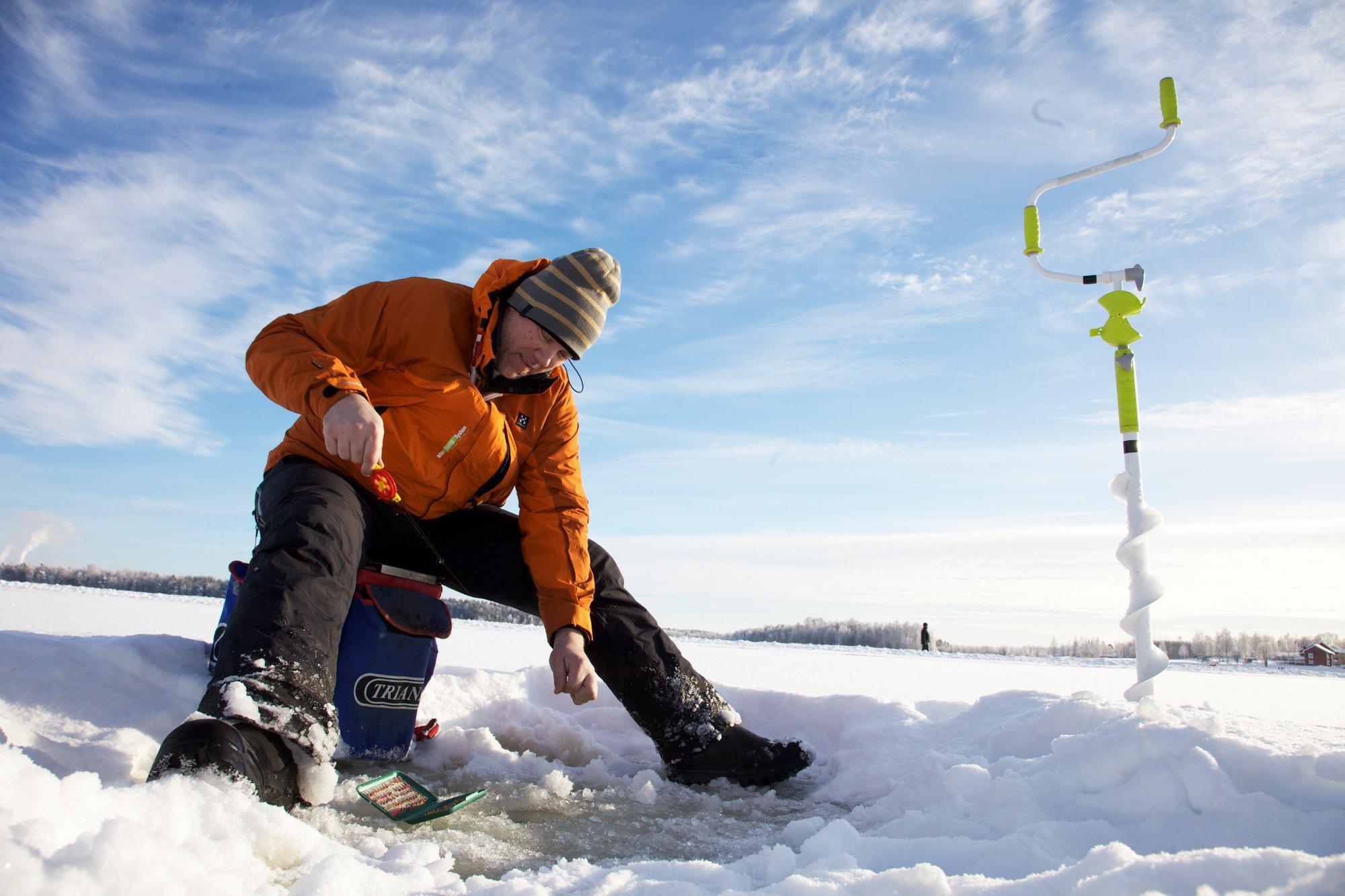 Pêche sous la glace en Dalécarlie