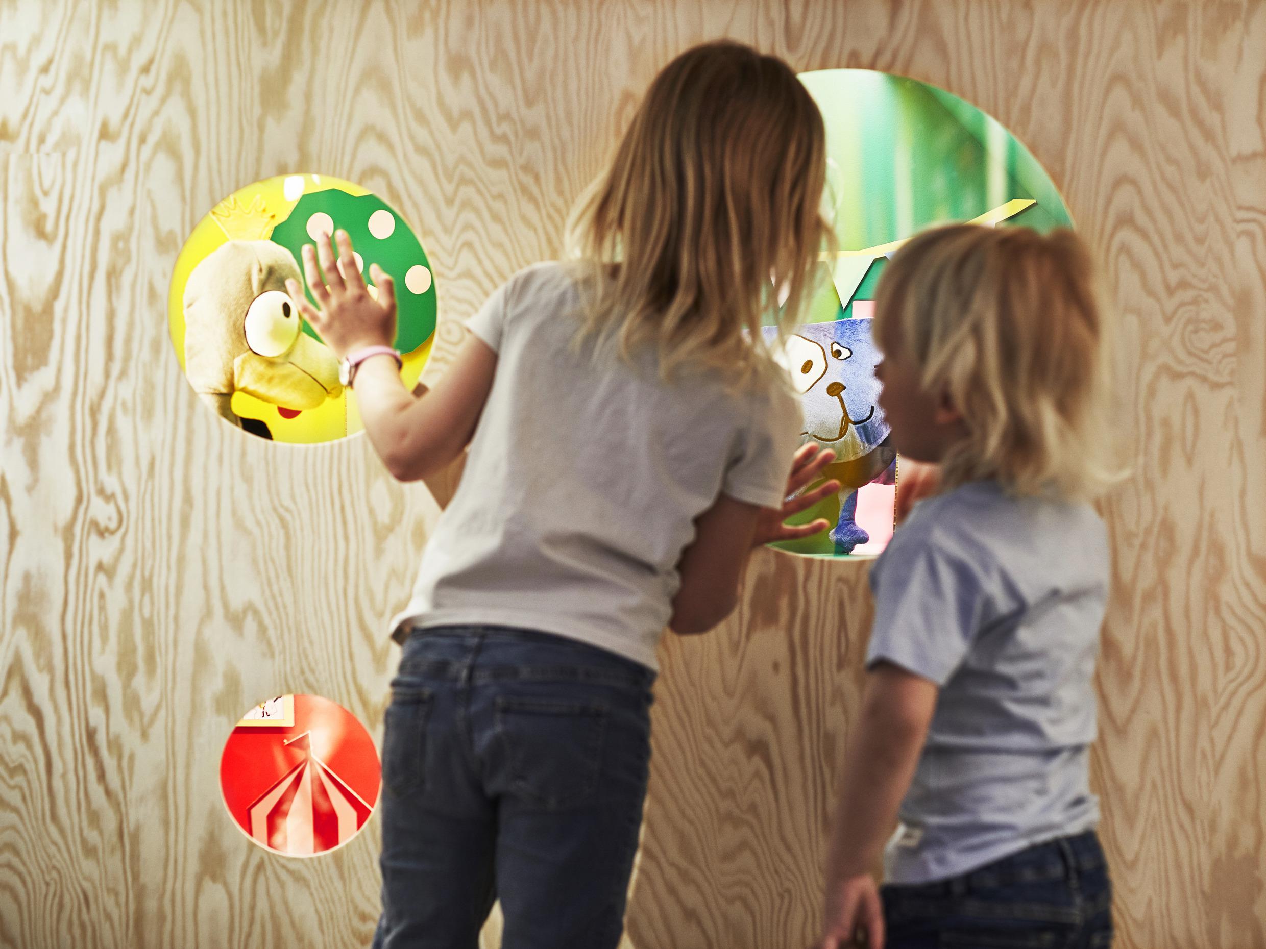 Zwei Kinder schauen sich Kuscheltiere an.