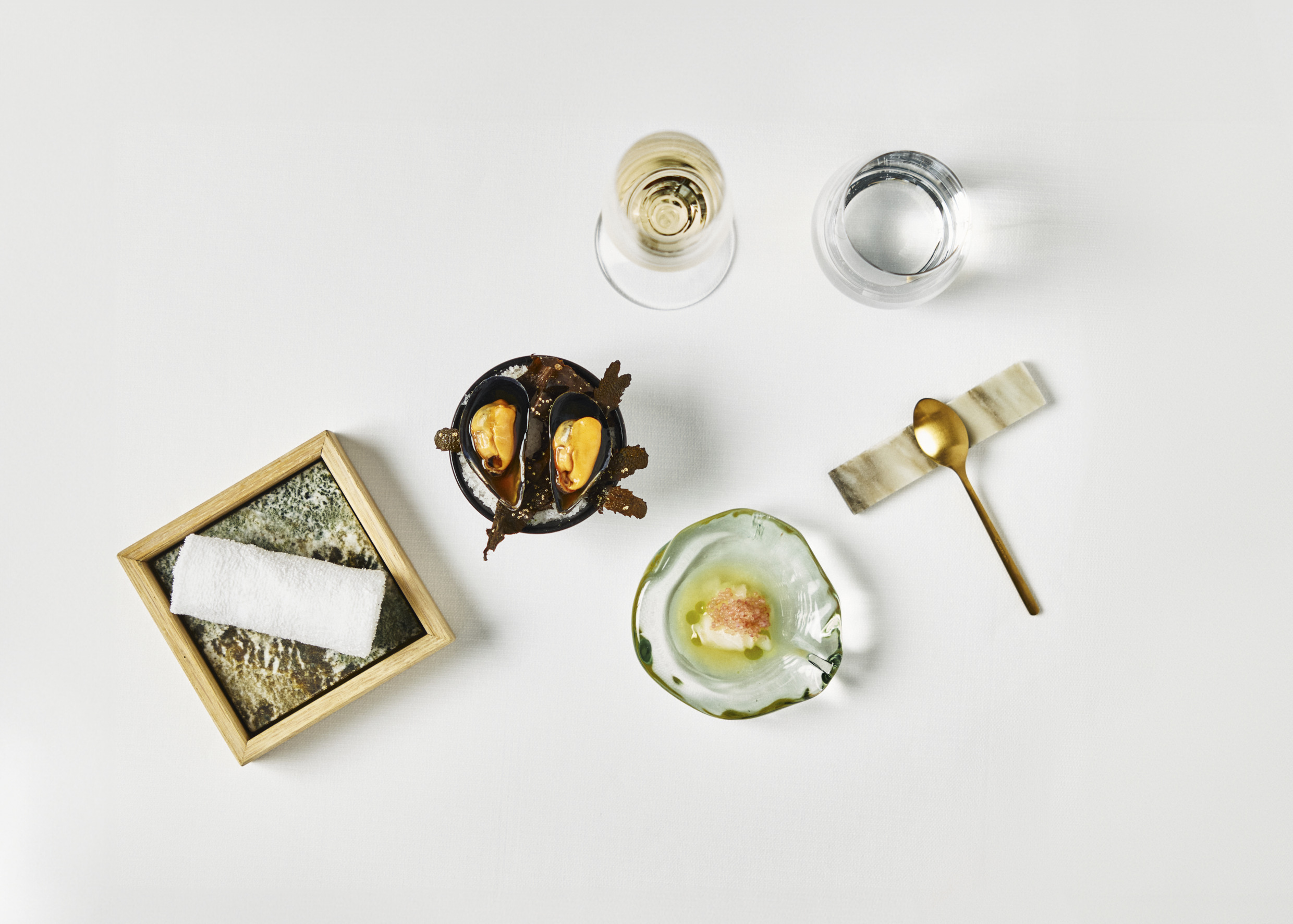 Een prachtig gepresenteerd assortiment zeevruchtenhapjes bij Seafood Gastro, met bekende en minder bekende delicatessen uit de zee, meren en rivieren.