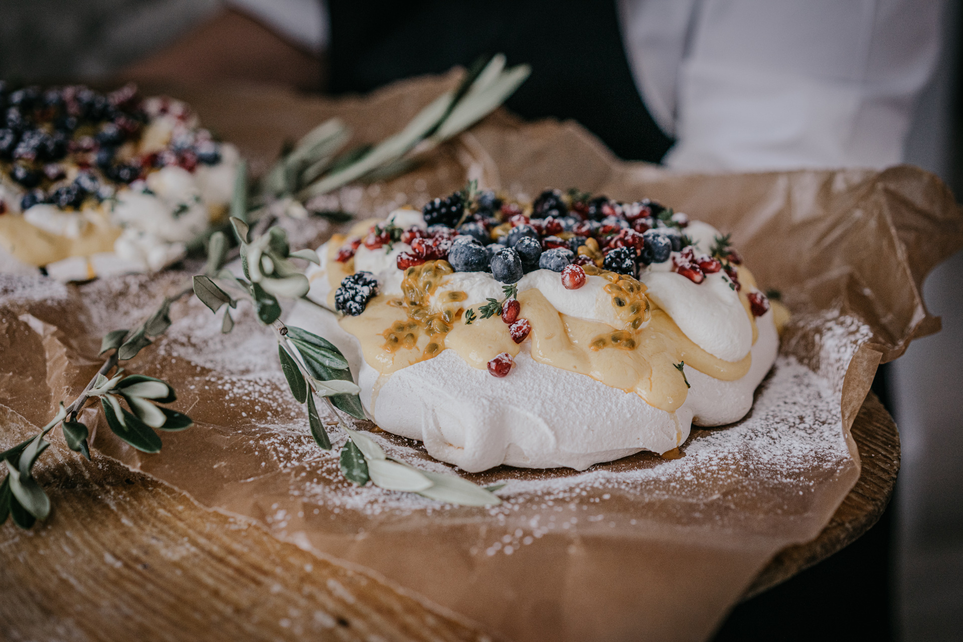 Eine Weihnachts-Pavlova mit Heidelbeeren und Schlagsahne