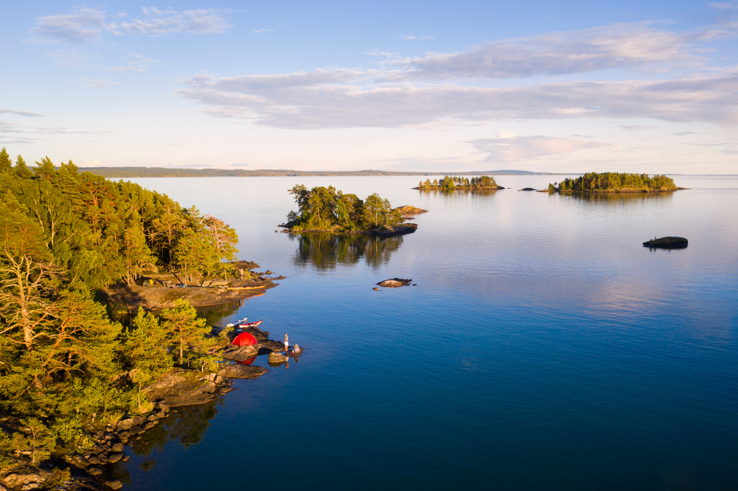 Ein Zelt steht auf einer Insel in den Schären Schwedens.