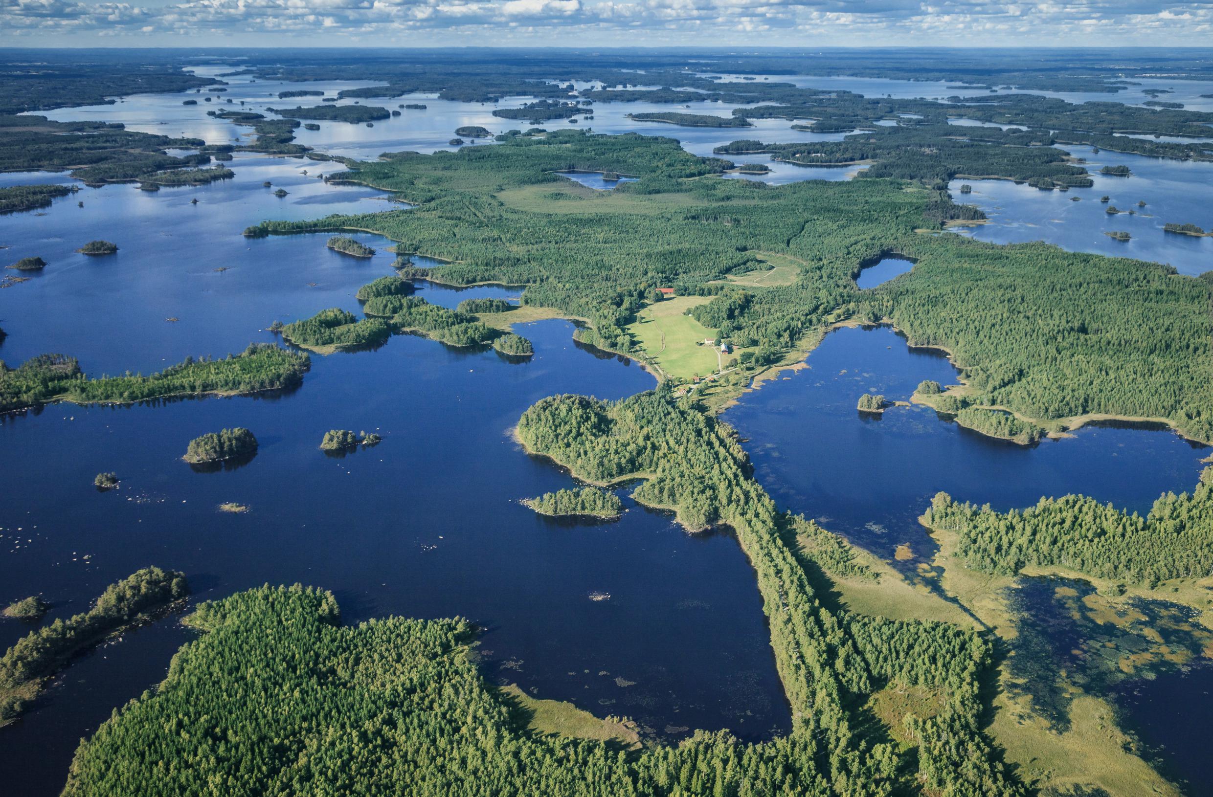 Blick über den See Åsnen und den Nationalpark Åsnen in Småland, südlich von Växjö