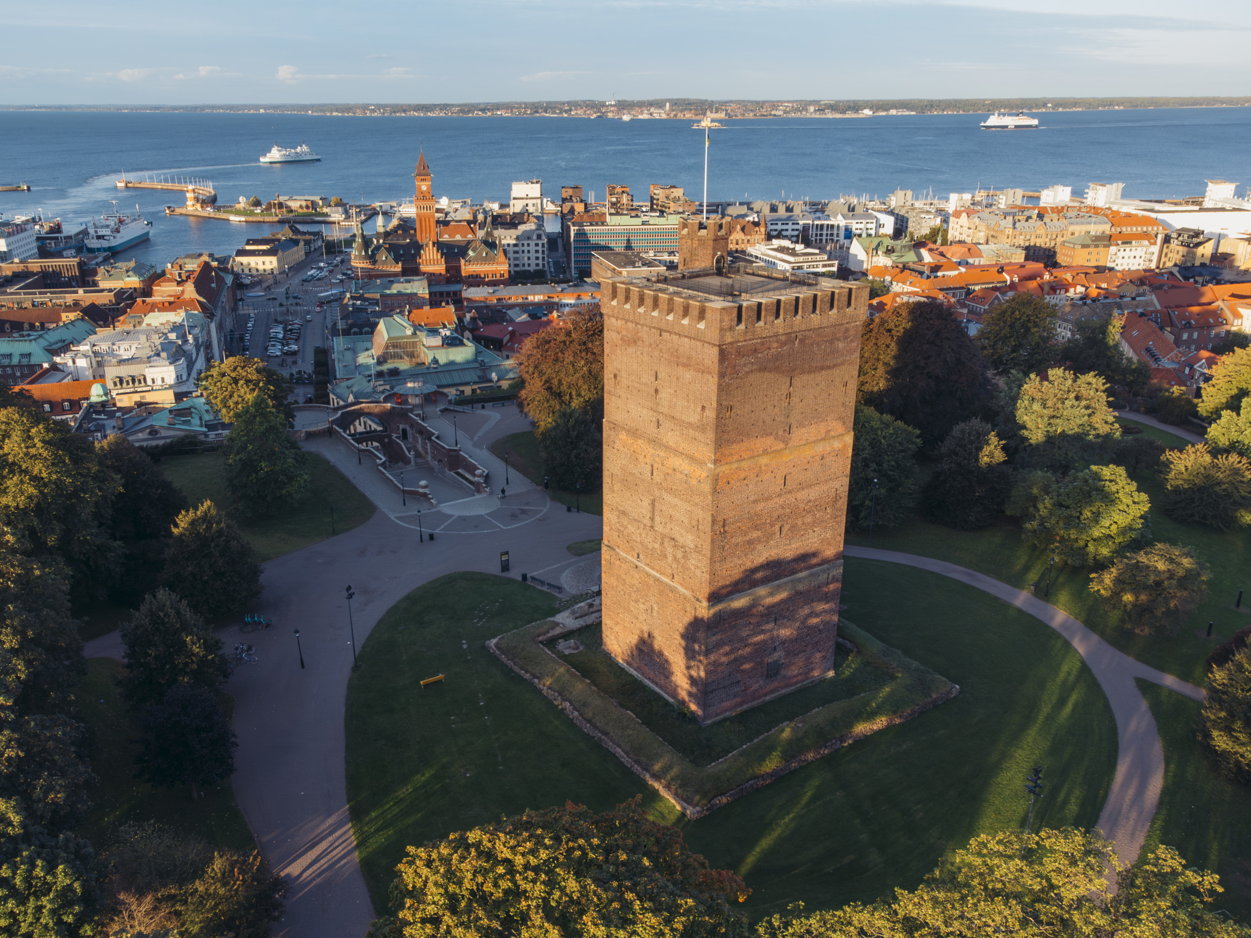 Luftaufnahme des mittelalterlichen Kärnan-Turms mit der Stadt Helsingborg und der Meerenge Öresund im Hintergrund.