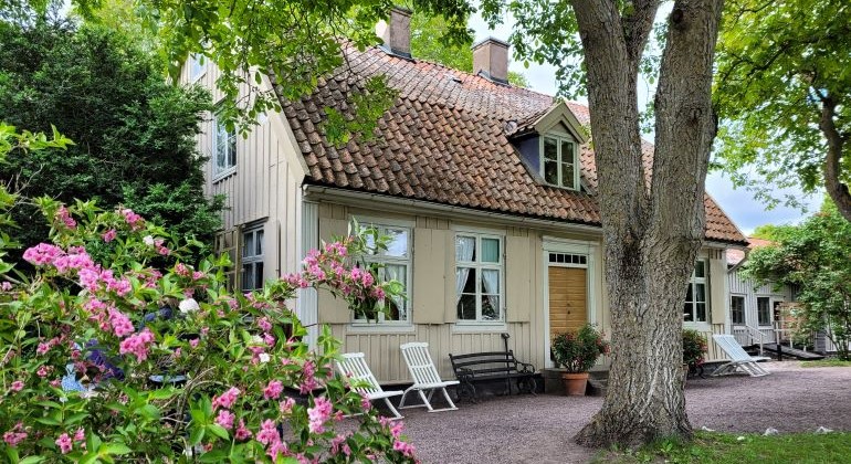 Maison d’habitation historique dans le jardin Krusenstiernska, entourée de verdure.