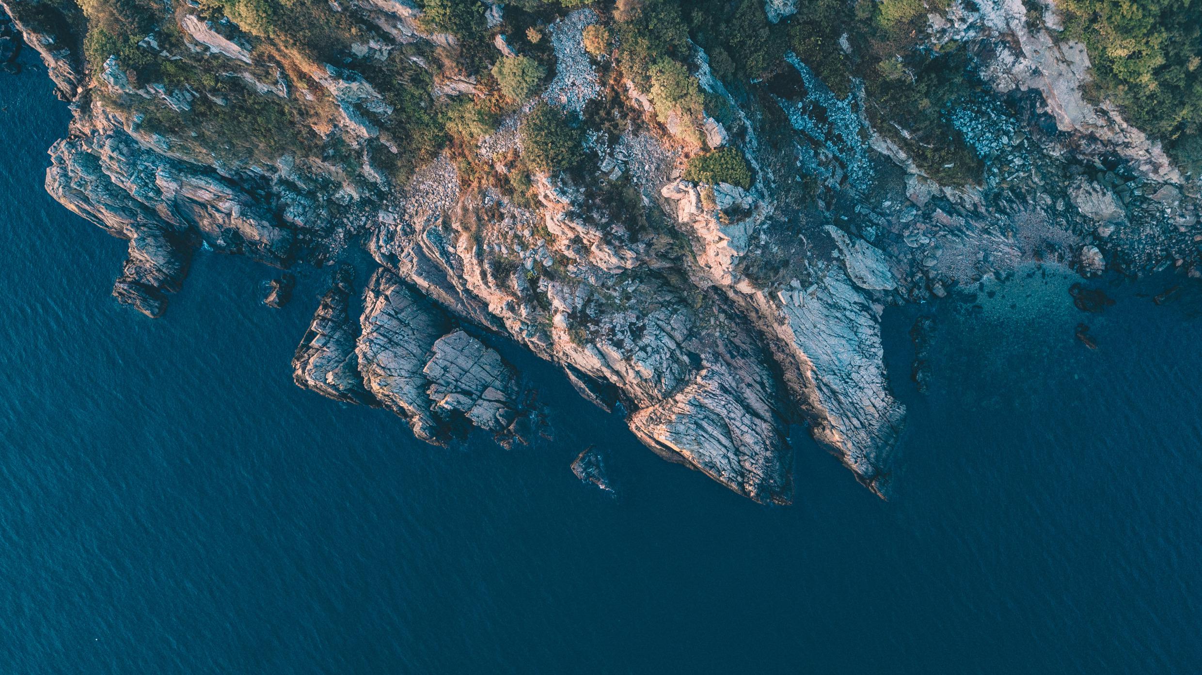 Blick von oben auf Klippen und Meer.