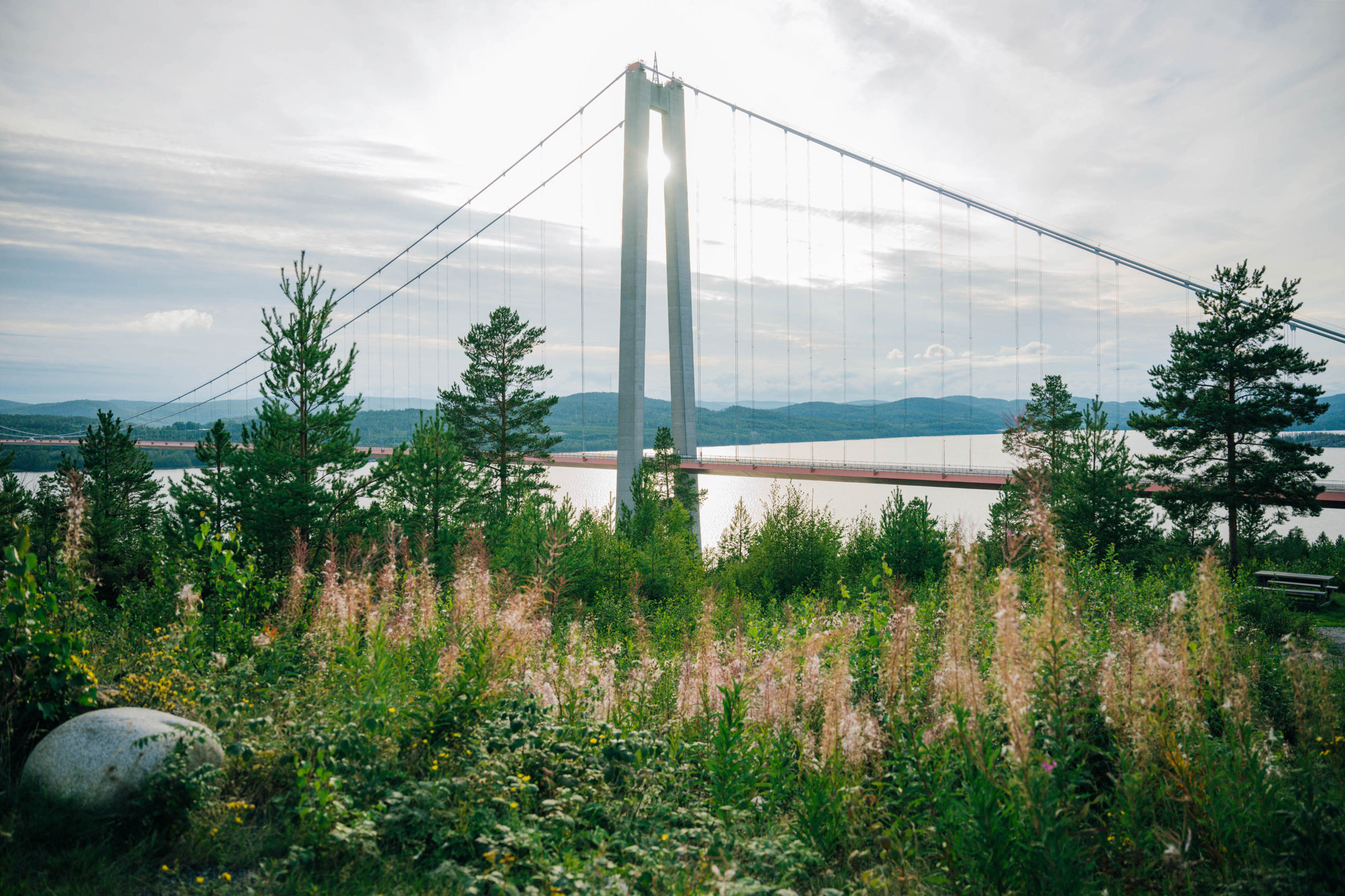 De High Coast Bridge in de zomer.
