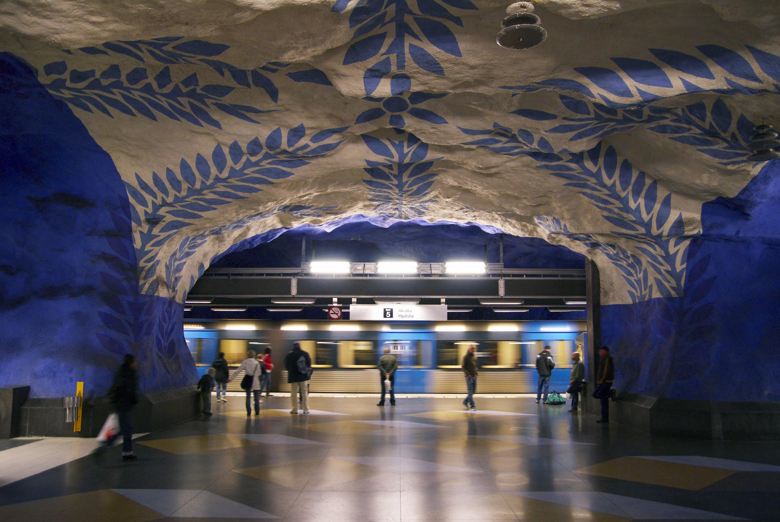 Une station de métro de Stockholm décorée de motifs artistiques bleus et blancs.