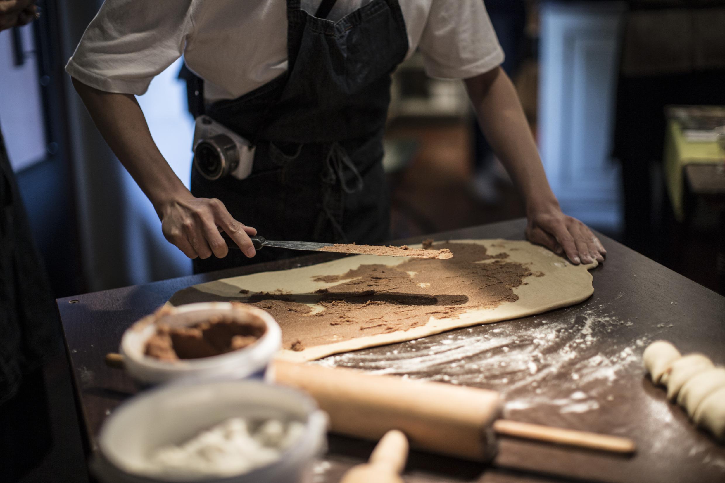 Préparation de brioches à la cannelle