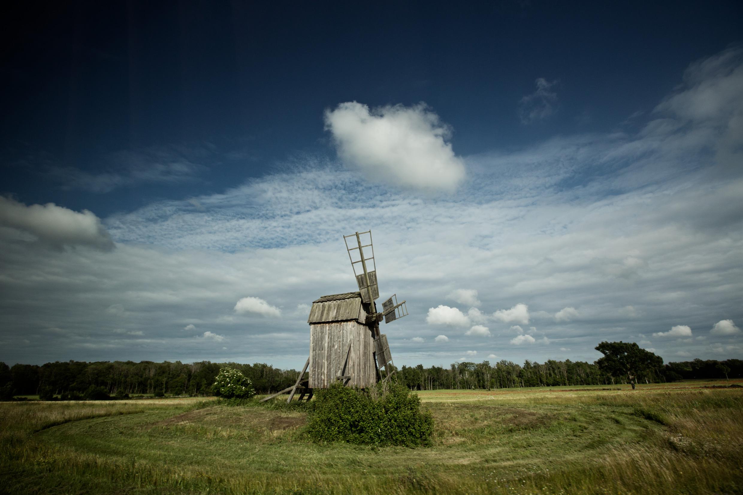 Eine altmodische hölzerne Windmühle auf einem Feld auf Öland.